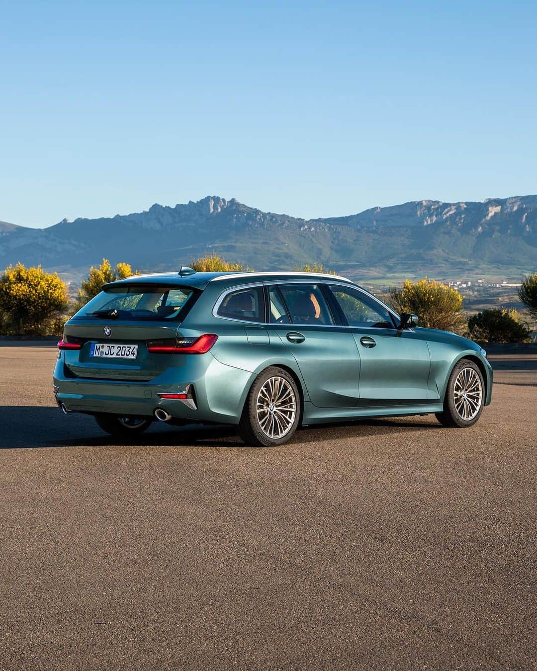 BMWさんのインスタグラム写真 - (BMWInstagram)「Discover a more versatile side to the ultimate driver’s car. The all-new BMW 3 Series Touring. #BMW #3Series」6月17日 17時16分 - bmw