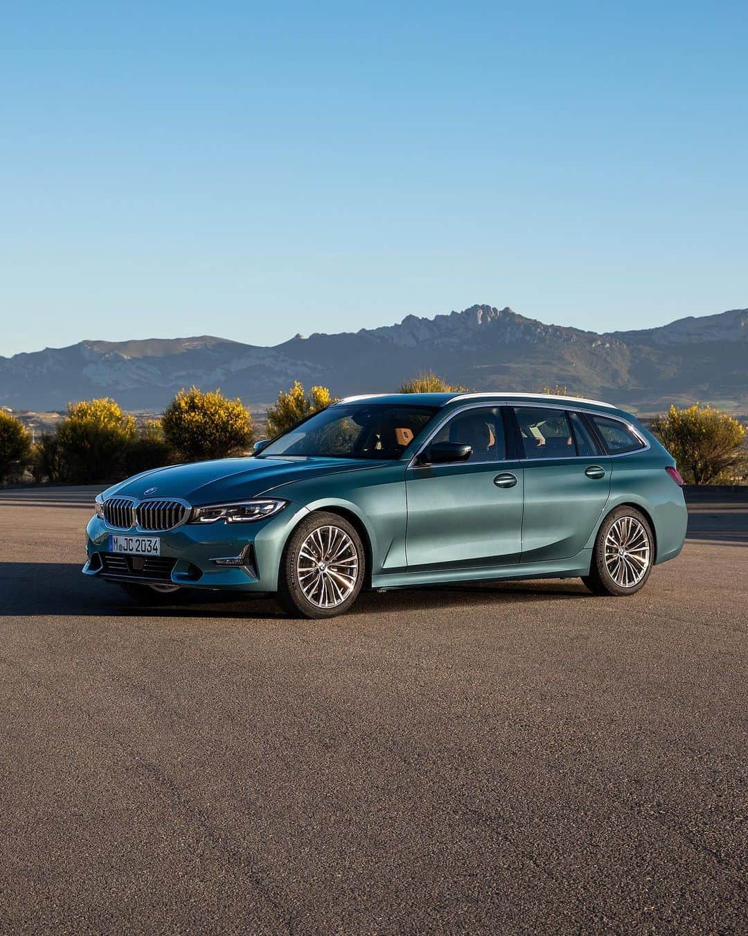 BMWのインスタグラム：「Discover a more versatile side to the ultimate driver’s car. The all-new BMW 3 Series Touring. #BMW #3Series」