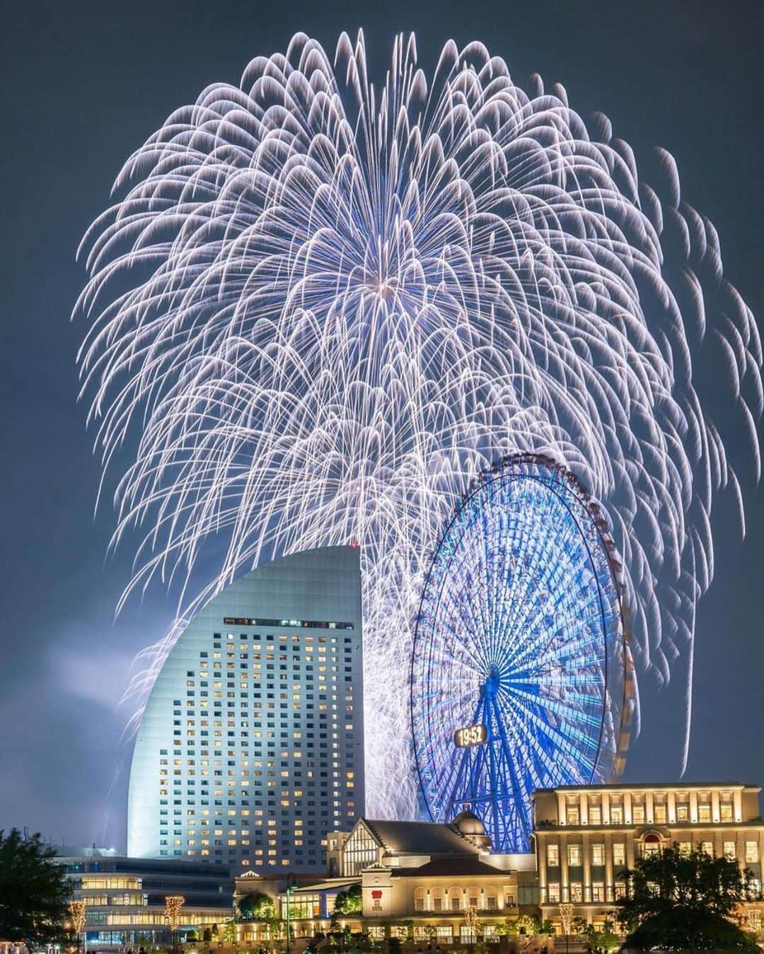 aumoさんのインスタグラム写真 - (aumoInstagram)「【#横浜開港祭 ×#打上花火 】 . 神奈川県横浜市のにある「#横浜開港祭」にて撮影されたお写真📸 . 横浜では、6/1.2の2日間で開港祭が開催されました🚢 2日目には開港160周年を祝う、盛大な打ち上げ花火が行われました！花火と夜景のコラボレーションが素敵ですよね☺️✨ . Credit：@kazuhiro_seto さん 素敵なお写真をありがとうございます！ . あなたが撮影した素敵な写真に 「#aumo」を付けて教えてください♡ あなたの投稿が明日紹介されるかも♪ . aumoアプリは毎日配信！おでかけや最新グルメなどaumo読者が気になる情報が満載♡ ダウンロードはプロフィールのURLから✔︎ (iPhone&Android版) . . #横浜旅行#横浜観光#横浜#花火#夜景#日本の景色 #インスタ探検隊 #女子旅#絶景#絶景スポット#旅 #team_jp_ #igersjp #japan_daytime_view #wu_japan #bestjapanpics #japan_of_insta #art_of_japan_ #ptk_japan #photo_jpn #lovers_nippon #tokyocameraclub #あなたとみたい景色#フォトジェニック #国内旅行 #夏旅」6月17日 17時16分 - aumo.jp