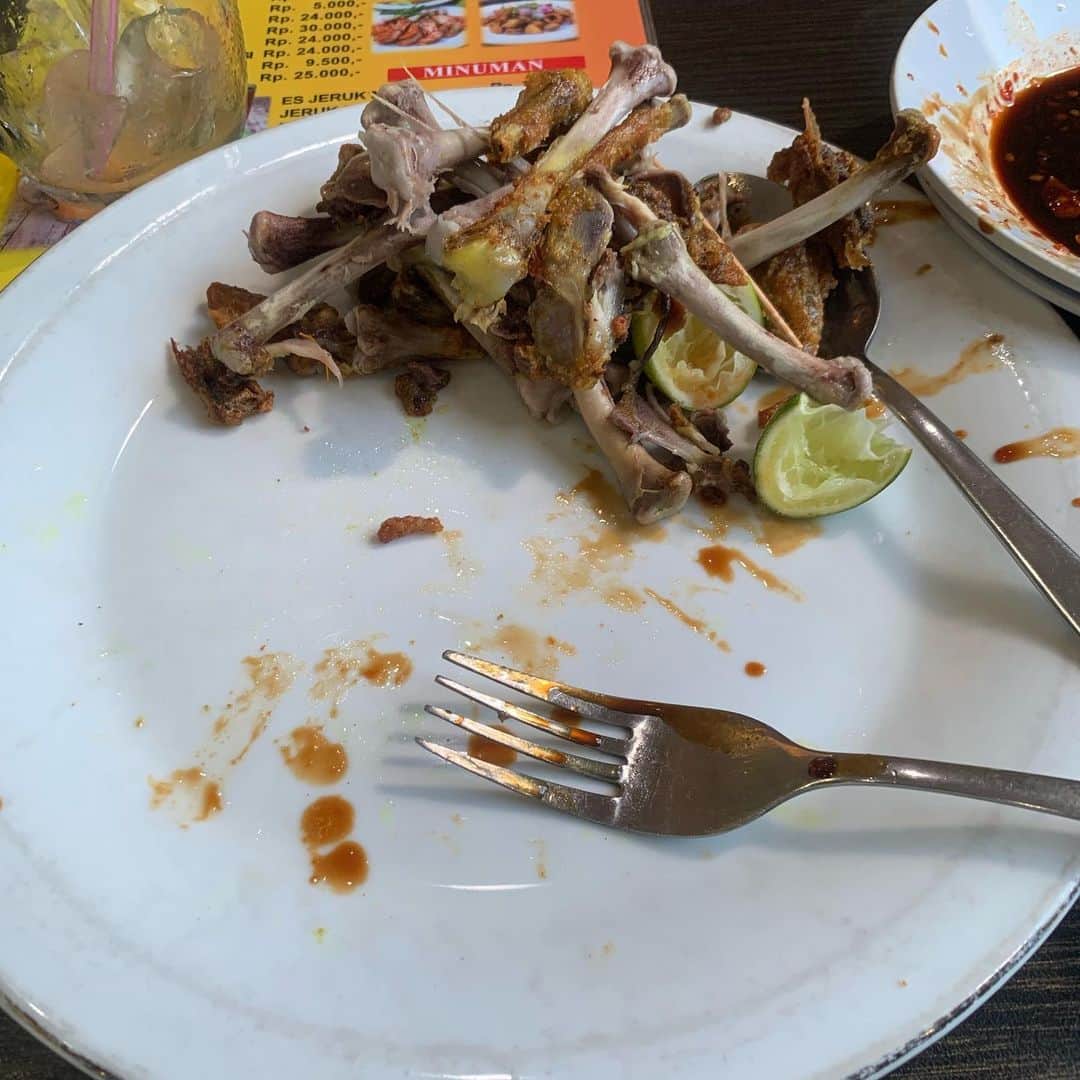 宮川大輔さんのインスタグラム写真 - (宮川大輔Instagram)「#さぁさぁそろそろ帰りましょか #ご飯食べに行った #地鶏のチキンを食べに #超美味かった #最初のお皿の写真から順番に #食べ終わった後のお皿の写真 #O型の円城寺隊員のお皿 #B型の僕のお皿 #A型の岸隊員のお皿 #きちっとしすぎてる！笑。」6月17日 17時16分 - miyagawadai