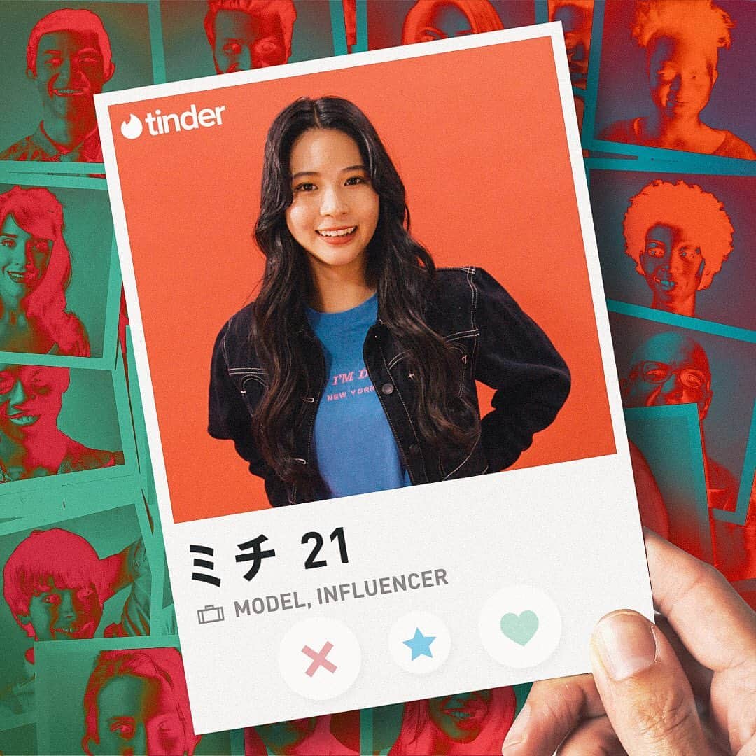 ONE MEDIAのインスタグラム：「.﻿ 「初対面の人と会うと、すごく緊張しちゃうんですよね…！」﻿ ﻿ 初めてTinderを使ったミチ（@mi0306chi）は、ちょっと困ったように、でもわくわくした目でそう言った。﻿ ﻿ いつもと同じ人やメンバーで集まって飲んだり、遊びに行くのはもちろん楽しい。﻿ けど、何か刺激が足りない、本当はもっと楽しいことをしてみたい！とか、自分の知らない世界を覗いてみたい、っていう思いももちろんある。﻿ ﻿ そんなミチと同じような気持ちを抱えてる人って、意外と多いんじゃないかな？﻿ ﻿ 今回ミチが使ったTinderは、近くにいる「知らない人」とマッチすることで、いつもの自分のライフスタイルにちょっとスパイスを足すことができるアプリ。﻿ ﻿ 一人で何か始めるのはめんどくさいし…ちょっと怖いっていう人が新しいことを始めたり、新しい人と会ったりするのに良い方法なのかもしれない。﻿ ﻿ ミチが今回会った3人は、彼女が「普段絶対に出会わない人」だった。﻿ ﻿ いつもの自分と全然関係ない人の仕事の話や趣味の話を聞いたり、想像もできない経験をした人のことを知るって、退屈や暇を潰せるだけじゃなくて、自分の視野を広げることにもなるんだと思う。﻿ ﻿ アプリを使って恋人を探すのもいいかもしれない。でも、もっと肩の力を抜いて、ちょっとしたご飯友達やなんとなく話せる相手、趣味友達を見つけるのもアリ。﻿ ﻿ 人との「出会い」はもっと気軽でいい。﻿ 日常を色付けするきっかけは、ふとした瞬間に見つかるのかもしれないから。﻿ ﻿ ※マッチした人と実際に会うときは、良さそうな人かじっくり見極めて、パブリックな場で会おうね。﻿ ﻿ みんなはどんな「出会い」をしてみたい？﻿ コメントで教えてね！﻿ ﻿ Tinderで3人とマッチ！﻿ 実際に会うことになったミチは…？﻿ ﻿ 「ASK STRANGERS」ONE MEDIAのSNSで配信中！﻿ In partnership with Tinder﻿ ﻿ #PR #tinder #ライフスタイル #出会い #繋がりたい #まったり #お出かけ日和」