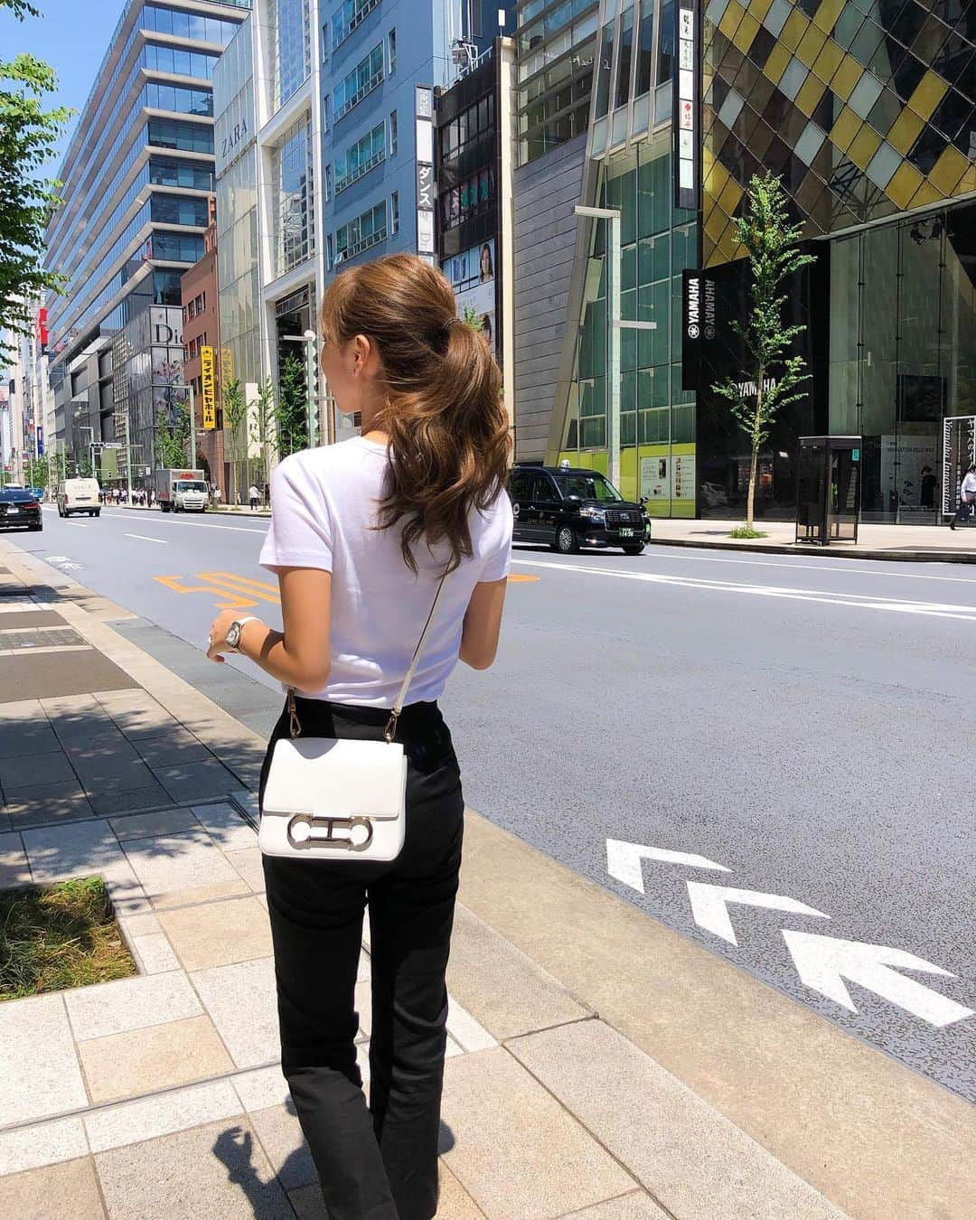 岡部あゆみさんのインスタグラム写真 - (岡部あゆみInstagram)「朝の銀座🥤🌺 bag @carolinaherrera #carolinaherrera  #CHinsignia #CHキャロリーナヘレラ #キャロリーナヘレラ」6月17日 17時21分 - ayumi_okabe