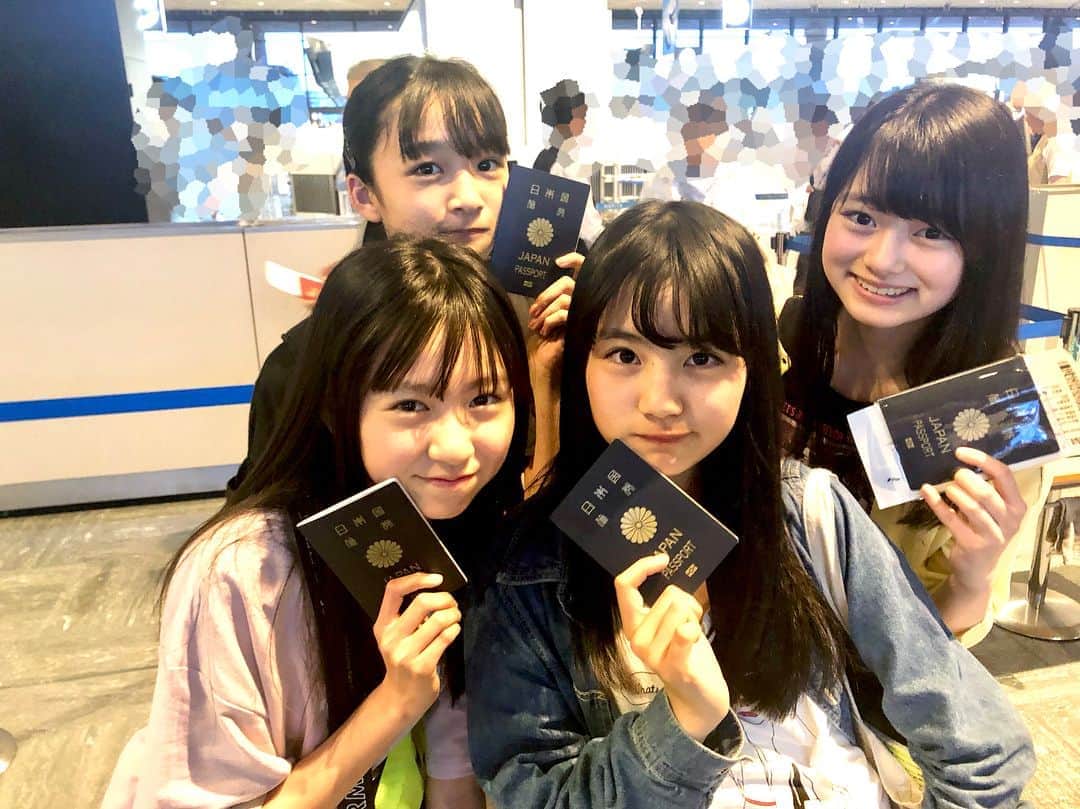 ニコ☆プチのインスタグラム：「✈︎---≫🌺 いよいよ今週末はニコ☆プチ8月号の発売日！ 可愛い写真も 楽しい企画も盛りだくさんなので楽しみにしててね🥰✨ . . ハワイ前のオフショットをどうぞ~~🐳♡ #出発前にラーメン食べたよ #でも機内食もしっかりいただきました笑 #ニコプチ  #入江美沙希  #関谷瑠紀  #高比良由菜  #中山あやか #8月号6月22日発売」