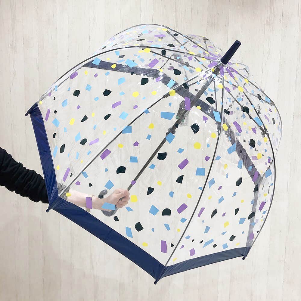 daimarusapporoさんのインスタグラム写真 - (daimarusapporoInstagram)「【使い捨てない「エコ」なビニール傘☂️】 . ただいま2階 婦人洋品売場では色々なタイプの「傘」が勢ぞろい🌂 . ビニール傘は、手軽、急に雨が降ってきたとき買って使うなど 長く使うイメージがあまりないかもしれません☔️ . 「エコ」のイメージには遠い「ビニール傘」ですが、 今日はずっと使いたくなる「おしゃれなビニール傘」をご紹介いたします😊 . ◎写真1～3枚目 10種×2カラーの豊富なバリエーションで楽しめる〈FAUX PAS(フォーパ)〉 “ 雨の日を楽しく！” Foux Pas Parisの原点に立ち返り、 雨の日も豊かな気持ちでいられるような、 ポジティブなメッセージや図案をふんだんに使用した傘です。 . ◎写真4～6枚目 英国王室ご用達、ドーム型で上半身をすっぽり覆うデザイン〈FULTON(フルトン)〉 代名詞であるBirdcage(バードケージ)はエリザベス女王が使用の 洗練されたデザインです。 上半身を覆う(写真6枚目)ので濡れにくいのがポイント！ . ◎写真7・8枚目 折れにくく錆びないリサイクルできる傘〈＋TIC(プラスチック)〉 骨も生地もプラスチック、ポリエステルを使った環境に優しい設計。 ポップで明るい色使いです。 別売りの「ドレスアップカバー(写真8枚目)」で生地を張替えて リユース(再利用)できるのでいろいろなバリエーションを楽しめます。 . どれも雨の日が楽しくなるようなカラフルなデザインですよね！ ぜひ、店頭でご覧ください✨ .✨ #傘 #ビニール傘 #フォーパ #フルトン #プラスチック #エコ #リサイクル #大丸札幌」6月17日 17時32分 - daimarusapporo