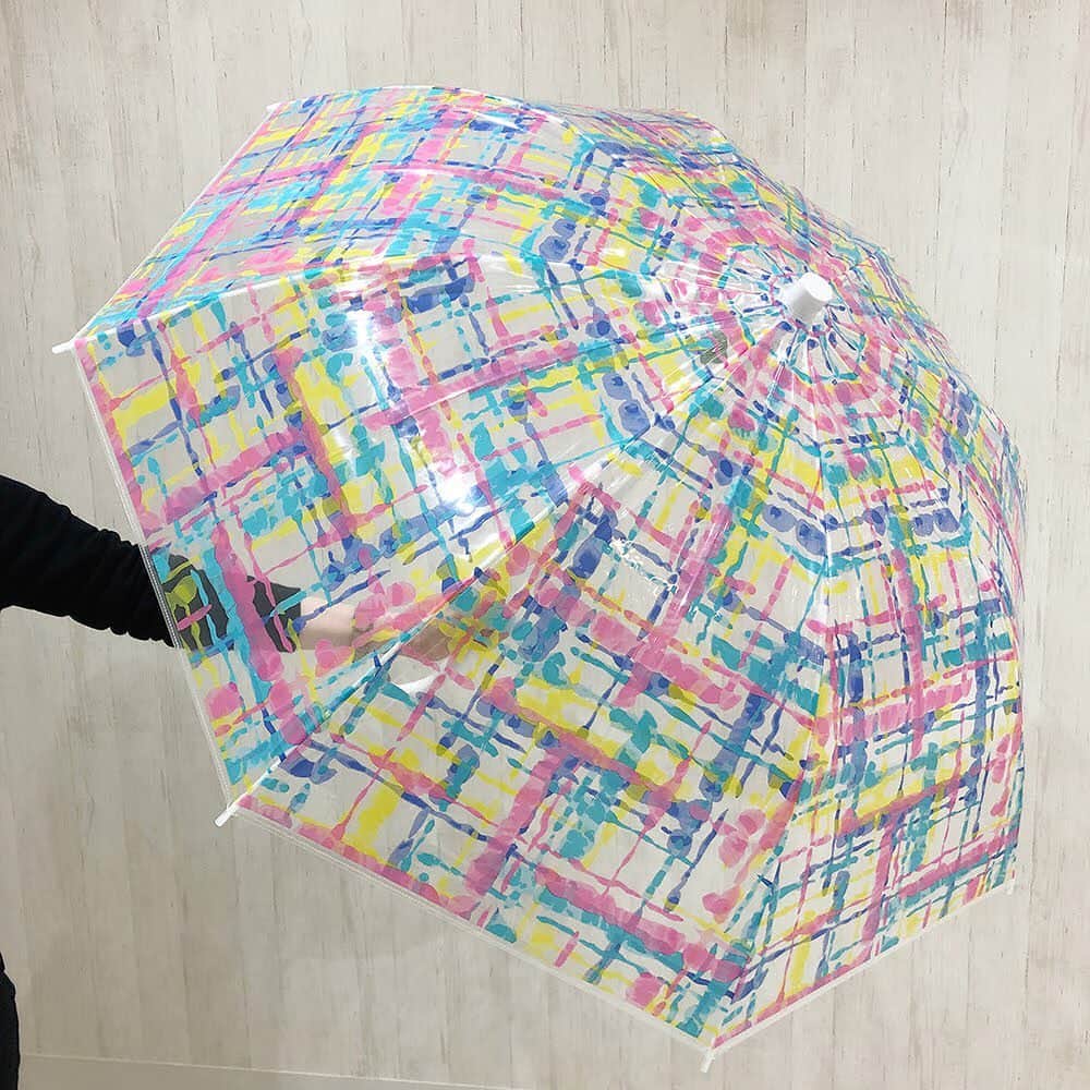 daimarusapporoさんのインスタグラム写真 - (daimarusapporoInstagram)「【使い捨てない「エコ」なビニール傘☂️】 . ただいま2階 婦人洋品売場では色々なタイプの「傘」が勢ぞろい🌂 . ビニール傘は、手軽、急に雨が降ってきたとき買って使うなど 長く使うイメージがあまりないかもしれません☔️ . 「エコ」のイメージには遠い「ビニール傘」ですが、 今日はずっと使いたくなる「おしゃれなビニール傘」をご紹介いたします😊 . ◎写真1～3枚目 10種×2カラーの豊富なバリエーションで楽しめる〈FAUX PAS(フォーパ)〉 “ 雨の日を楽しく！” Foux Pas Parisの原点に立ち返り、 雨の日も豊かな気持ちでいられるような、 ポジティブなメッセージや図案をふんだんに使用した傘です。 . ◎写真4～6枚目 英国王室ご用達、ドーム型で上半身をすっぽり覆うデザイン〈FULTON(フルトン)〉 代名詞であるBirdcage(バードケージ)はエリザベス女王が使用の 洗練されたデザインです。 上半身を覆う(写真6枚目)ので濡れにくいのがポイント！ . ◎写真7・8枚目 折れにくく錆びないリサイクルできる傘〈＋TIC(プラスチック)〉 骨も生地もプラスチック、ポリエステルを使った環境に優しい設計。 ポップで明るい色使いです。 別売りの「ドレスアップカバー(写真8枚目)」で生地を張替えて リユース(再利用)できるのでいろいろなバリエーションを楽しめます。 . どれも雨の日が楽しくなるようなカラフルなデザインですよね！ ぜひ、店頭でご覧ください✨ .✨ #傘 #ビニール傘 #フォーパ #フルトン #プラスチック #エコ #リサイクル #大丸札幌」6月17日 17時32分 - daimarusapporo
