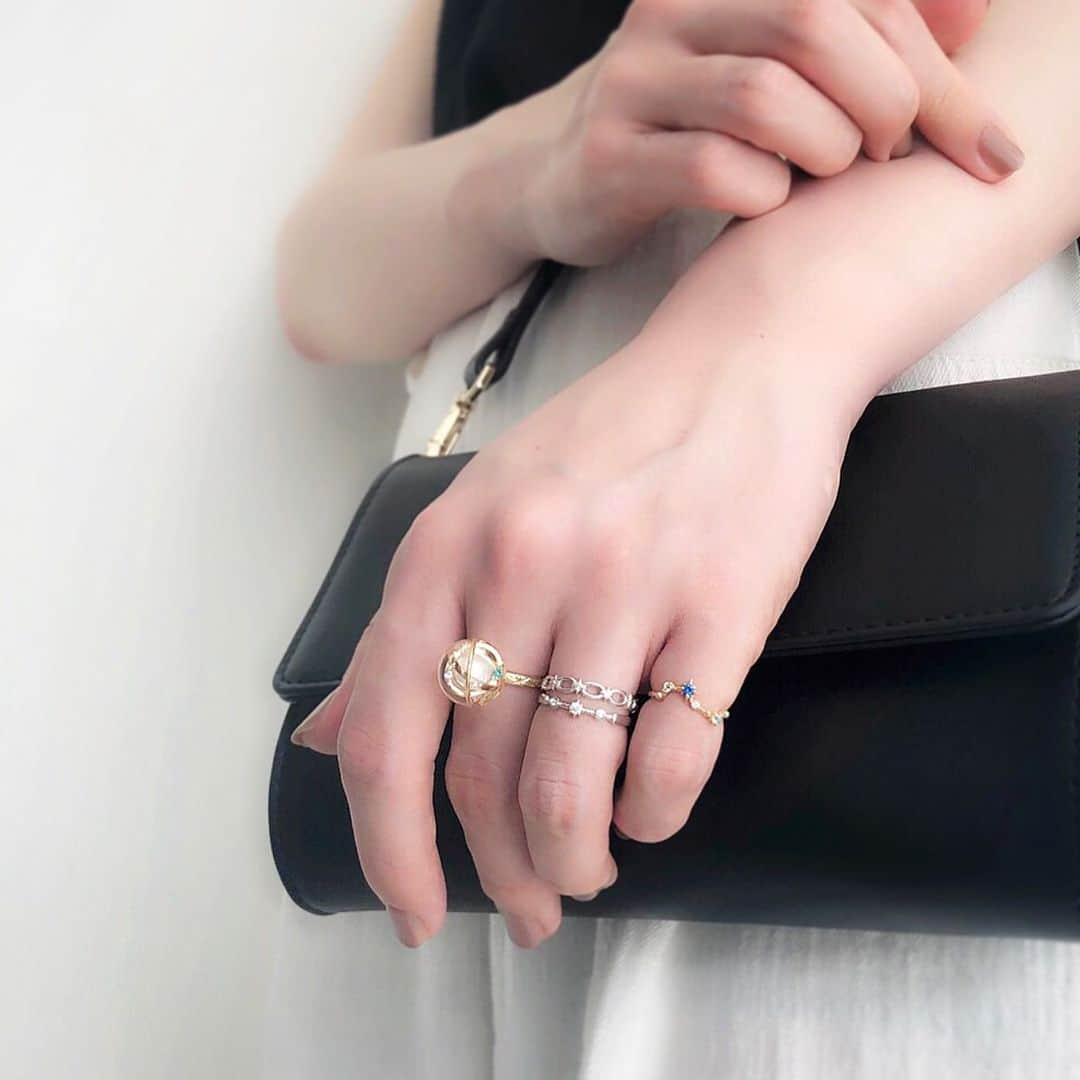 starjewelry_pressさんのインスタグラム写真 - (starjewelry_pressInstagram)「【STACKING  RING】  COORDINATE #2  トレンドのトランスペアレントを取り入れたアクリルリングを主役に、ホワイトゴールドをカラーミックスした清涼感スタイル。  #starjewelry #スタージュエリー #ring #リング #stacking #stackingring #coordinate #手元コーデ #夏コーデ  #jewelry #gold #diamond #ダイヤモンド #アクリル #transparent」6月17日 17時34分 - starjewelry_press