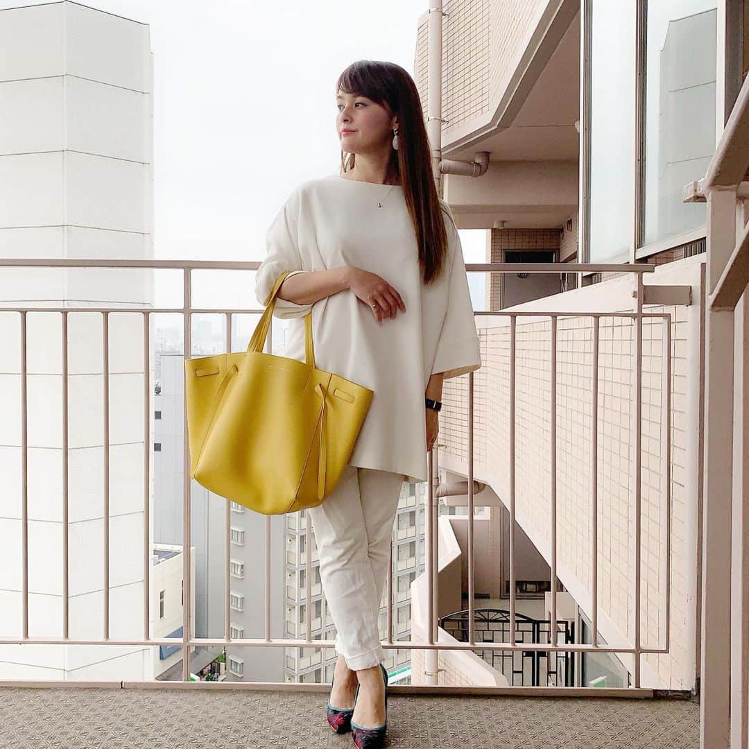 のインスタグラム：「仕事や打ち合わせがある時は、洋服はモノトーンでシンプルにしてます💓 ・ tops #frayid bottom #moussy bagm#celine shoes #DIANA ・・・ #instafashion #fashion #coordinate #instacoordinate #outfit #ootd #ファッション #コーディネート #ol #olコーデ #오오티디 #데일리룩」