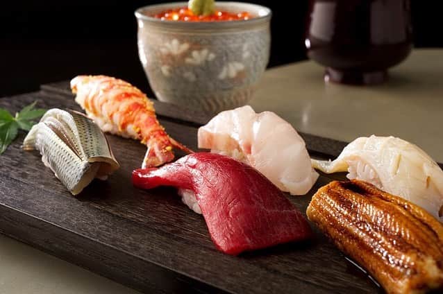 Conrad Tokyoのインスタグラム：「日本の寿司文化や歴史とともに、本格的なお寿司の握り方を築地の寿司職人から直々に習うことができる1日1組限定のにぎり寿司体験とご朝食の特典が付いた宿泊プランが登場。 http://ow.ly/Ce7r50uFMmM Suite room exclusive accommodation plan with authentic Japanese sushi lesson learning directly from the real sushi chef. #コンラッド東京 #ホテル #汐留 #東京 #日本 #新橋 #銀座 #スイート #客室 #宿泊 #コンラッドスイート #TREX #寿司 #鮨 #銀座 #ConradTokyo #Conrad135 #StayInspired #Conrad #hotel #Tokyo #Japan #Shiodome #Shinbashi #suite #room #stay #conradsuite #ginza #sushi #class」