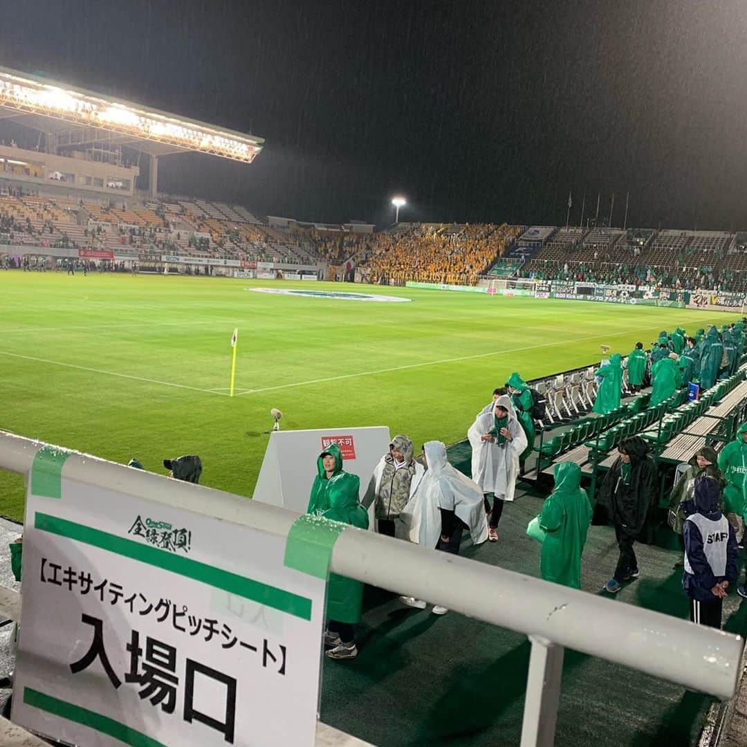 小椿希美のインスタグラム：「・ 週末は、松本山雅の 応援に行ってきました⚽️💚 ・ 初のエキサイティングピッチシートに ご招待いただき 選手と同じ目線で 大迫力の90分間！！ ・ 残念ながら、負けてしまいましたが 貴重な貴重な体験でした。 ・ このあとは、 お友達と旅行へ… 今年オープンしたばかりの 宿泊施設など いろいろな場所に行ってきたので 少しづつ投稿します☺️✨ ・ #松本#松本山雅#サンプロアルウィン #サッカー観戦#ベガルタ仙台 #ナイトゲーム#雨#雨のサッカー観戦  #エキサイティングピッチシート」