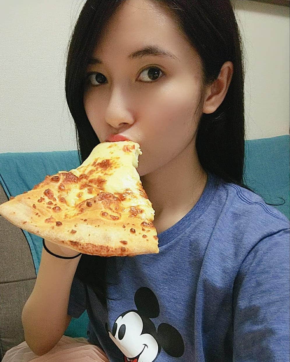 窪真理のインスタグラム：「ドミノ・ピザの例のあのピザ食べました チーズ1kg乗ってるやつ 注文したの一昨日なんだけど、まだ食べきれず冷蔵庫にのこってます  #ドミノピザ #ニューヨーカー1キロウルトラチーズ」