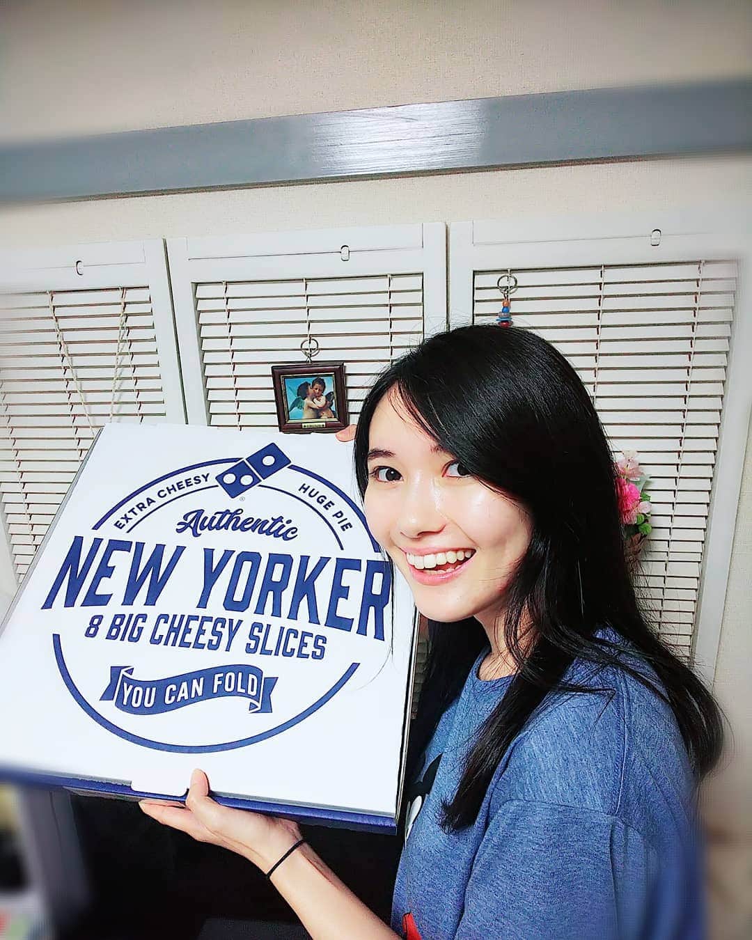 窪真理さんのインスタグラム写真 - (窪真理Instagram)「ドミノ・ピザの例のあのピザ食べました チーズ1kg乗ってるやつ 注文したの一昨日なんだけど、まだ食べきれず冷蔵庫にのこってます  #ドミノピザ #ニューヨーカー1キロウルトラチーズ」6月17日 17時50分 - kubomary