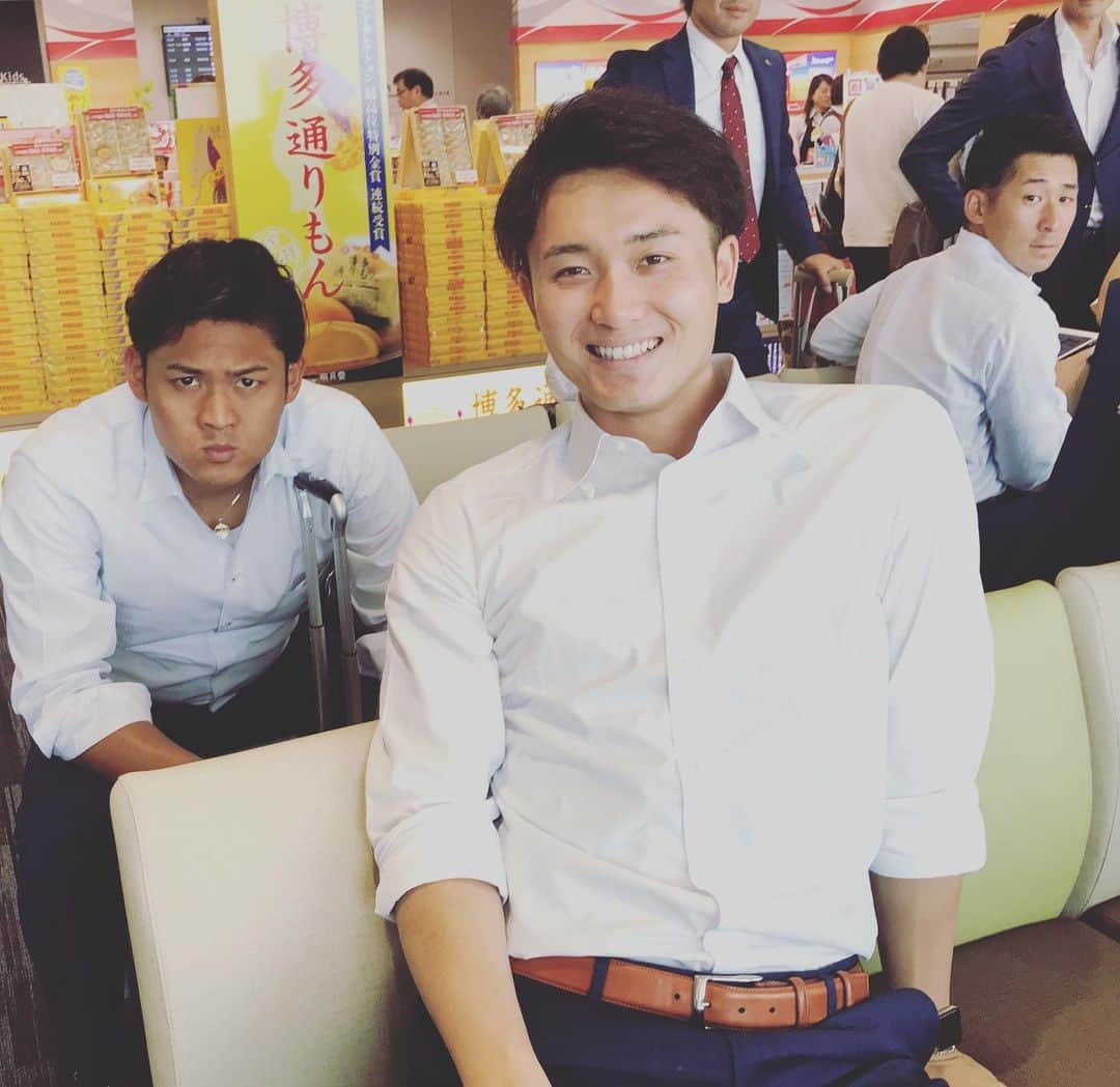 福岡ソフトバンクホークスさんのインスタグラム写真 - (福岡ソフトバンクホークスInstagram)「#移動日 #softbankhawks #ホークス #奪sh #クールビズ #スタバ率高め」6月17日 17時52分 - softbankhawks_official