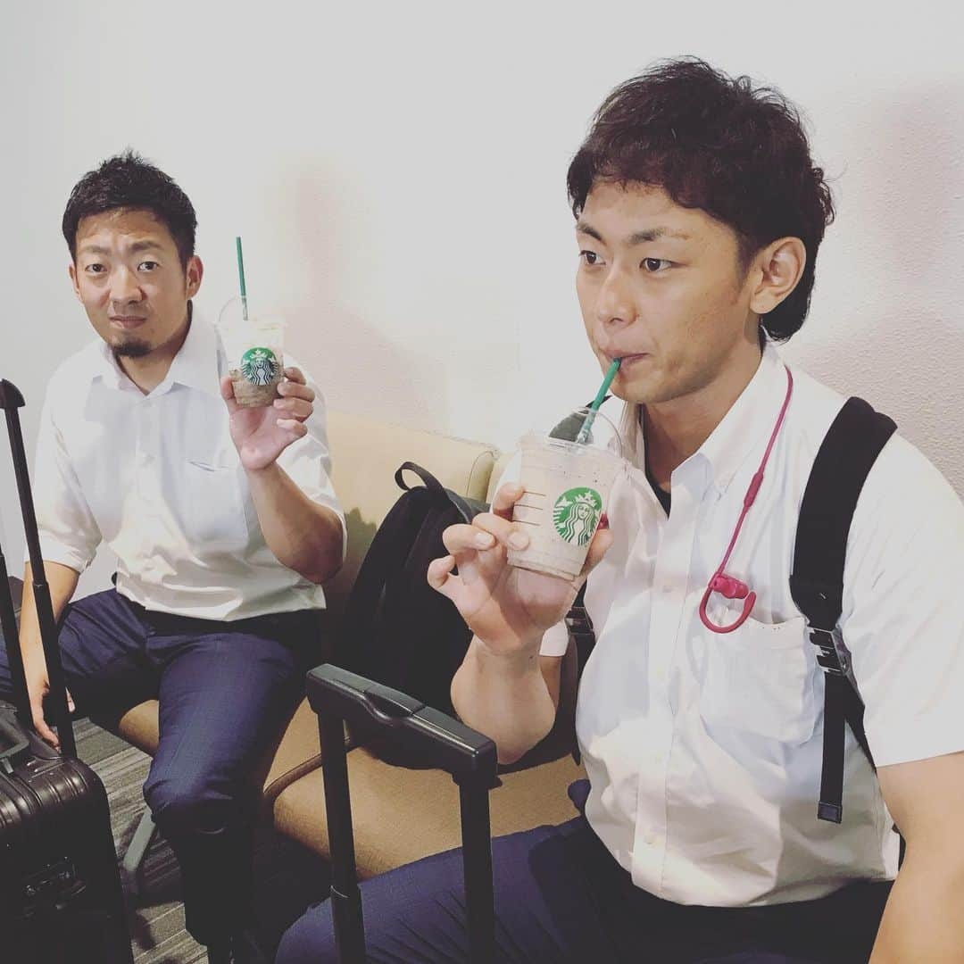 福岡ソフトバンクホークスさんのインスタグラム写真 - (福岡ソフトバンクホークスInstagram)「#移動日 #softbankhawks #ホークス #奪sh #クールビズ #スタバ率高め」6月17日 17時52分 - softbankhawks_official