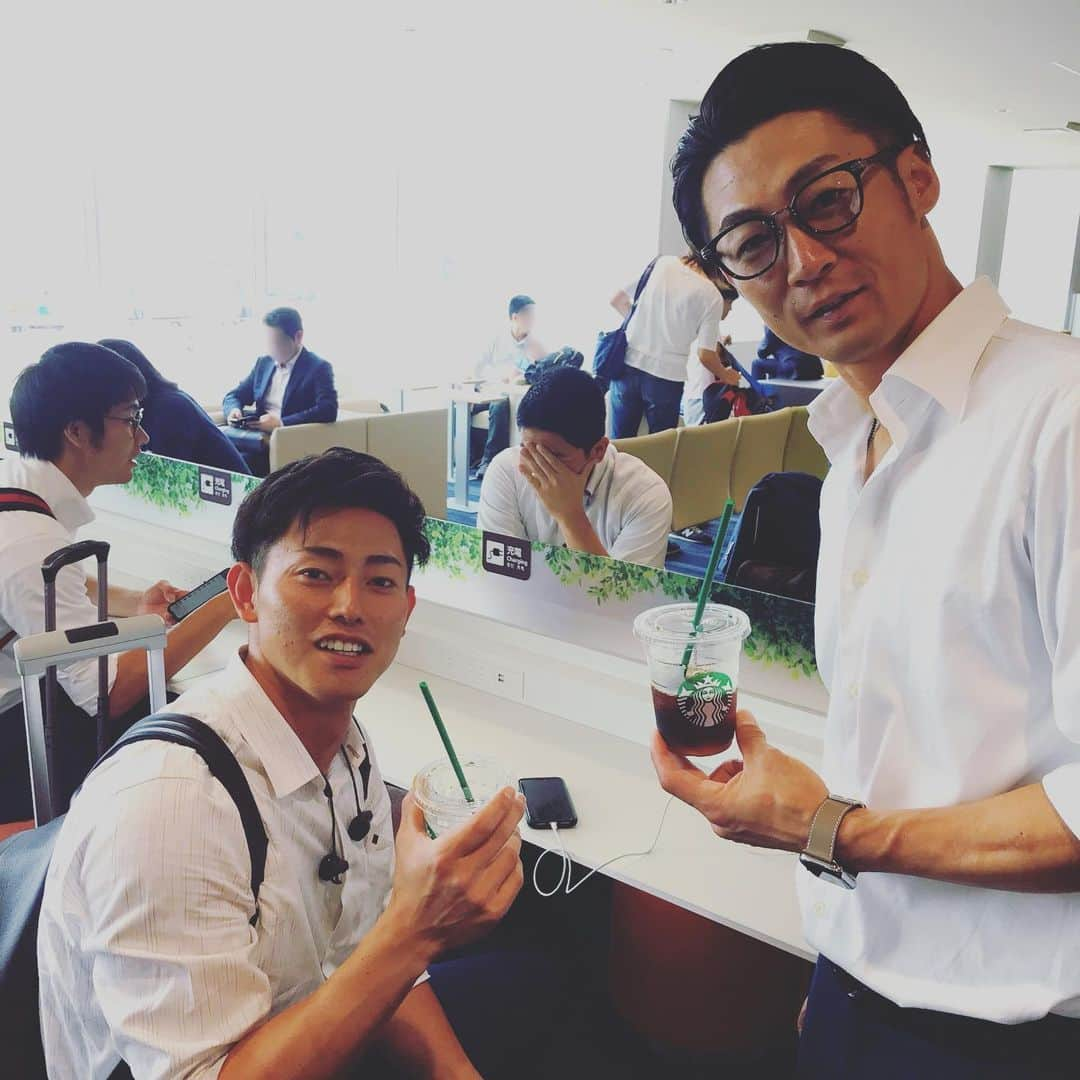 福岡ソフトバンクホークスさんのインスタグラム写真 - (福岡ソフトバンクホークスInstagram)「#移動日 #softbankhawks #ホークス #奪sh #クールビズ #スタバ率高め」6月17日 17時52分 - softbankhawks_official