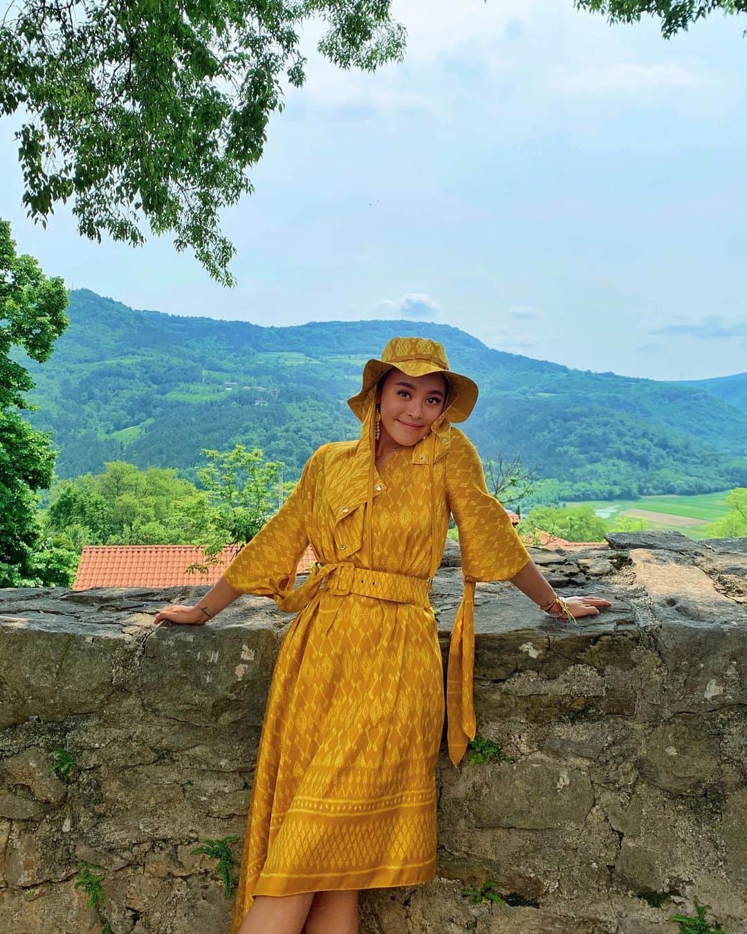 Amata Chittaseneeさんのインスタグラム写真 - (Amata ChittaseneeInstagram)「⚡️🐝 สนุกเวลาได้นำเอาผ้าไทยมาออกแบบ 😆 แรงบันดาลใจหมวกได้จากชาวสวน 💛 ผ้าเหลืองผืนนี้เป็นการย้อมสีธรรมชาติจากประโหดและเข อย่างละครึ่งมารวมกัน เป็นการทอแบบเส้นยืนเหลืองพุ่งเหลือง ประโหดคือเปลือกมะพูด 🤔 ปีนี้ตั้งใจกะว่าอยากเรียนเรื่องไม้ท้องถิ่นไทย #pearypiewearsthaifabric อ โก๋ จากจังหวัดสุรินทร์」6月17日 18時04分 - pearypie