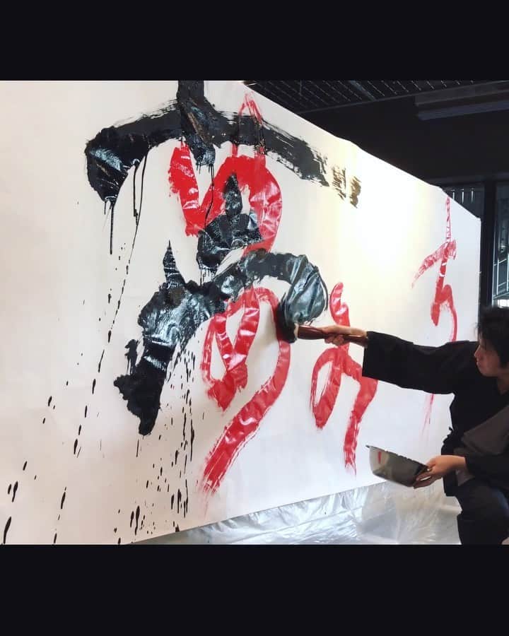 鈴木暁昇のインスタグラム：「* 何と書いたでしょうか？ * 豊洲イベントでのパフォーマンス動画です✨お越しいただいた方ありがとうございます😊 * * * The other day I did a calligraphy performance.  It is a performance that changes from the Hiragana "ゆめ（dream）" to the kanji "夢（dream）". ※ I'm sorry I'm poor at English. * * ◆曉昇書芸会・8月開講書遊講座及び通信講座生徒募集 * ✨基礎の基礎✨に特化し、✨書道を純粋に楽しむ書遊講座及び通信講座✨を8月に新規開講します。詳細はInstagramプロフィールにリンクのホームページよりの書道教室、通信講座、書芸教室掲示板をご覧頂ければ幸いです。 ******************************* #書道 #鈴木曉昇 #和 #wabisabi #calligraphy #筆文字 #artistic #beautiful #chinesecalligraphy #墨 #sumi #書法 #japan #手書き #美文字 #手書きツイート #オリンピック #Olympic #japaneseculture #日本 #chineseculture #書道パフォーマンス」