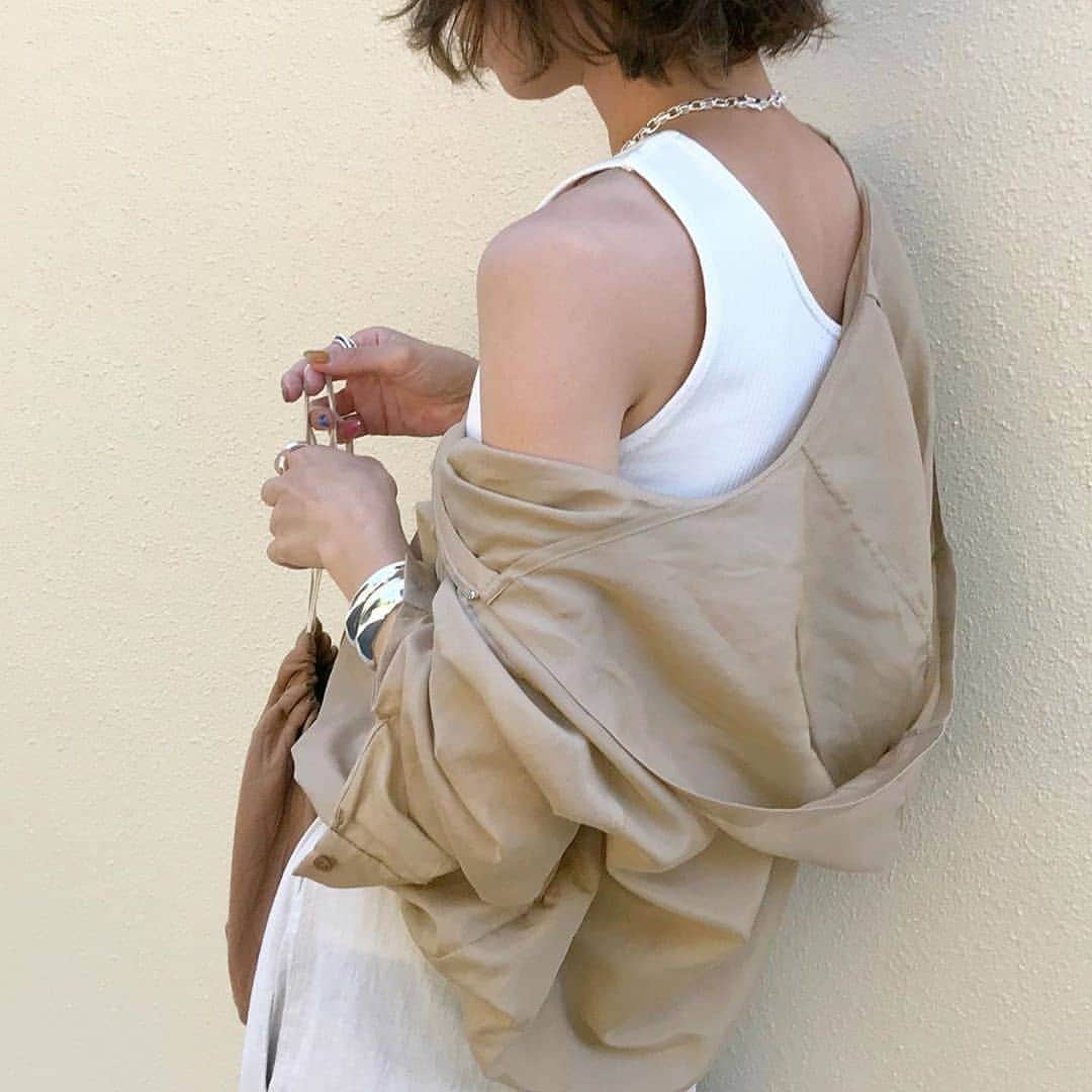 MINEさんのインスタグラム写真 - (MINEInstagram)「. . トレンドのリネンコーデ👗 ゆるっとした楽チンなコーデですが、アクセサリーがよりポイントなりますね💍✨ アイテムの詳細は @kumika_iiio2 さんのインスタをチェック👀👈 素敵なお写真ありがとうございます💕 . MINEでは梅雨ならではの雨の日コーデを大募集！#雨の日コーデmine をつけて投稿してください♡☔️投稿していただいたコーデの中から選ばせていただいたものをMINE記事 or MINE instagramにてご紹介させていただきます！ . #きょコ #今日のコーデ #コーデ #シンプル #シンプルコーデ #カジュアル #きれいめカジュアル #プチプラ #スニーカー #スカート #夏コーデ #着回し #着回しコーデ #大人コーデ #大人女子 #通勤服 #通勤コーデ #大人ファッション #fashion #code #ootd #mineby3mootd #mineby3m」6月17日 18時00分 - mineby3m