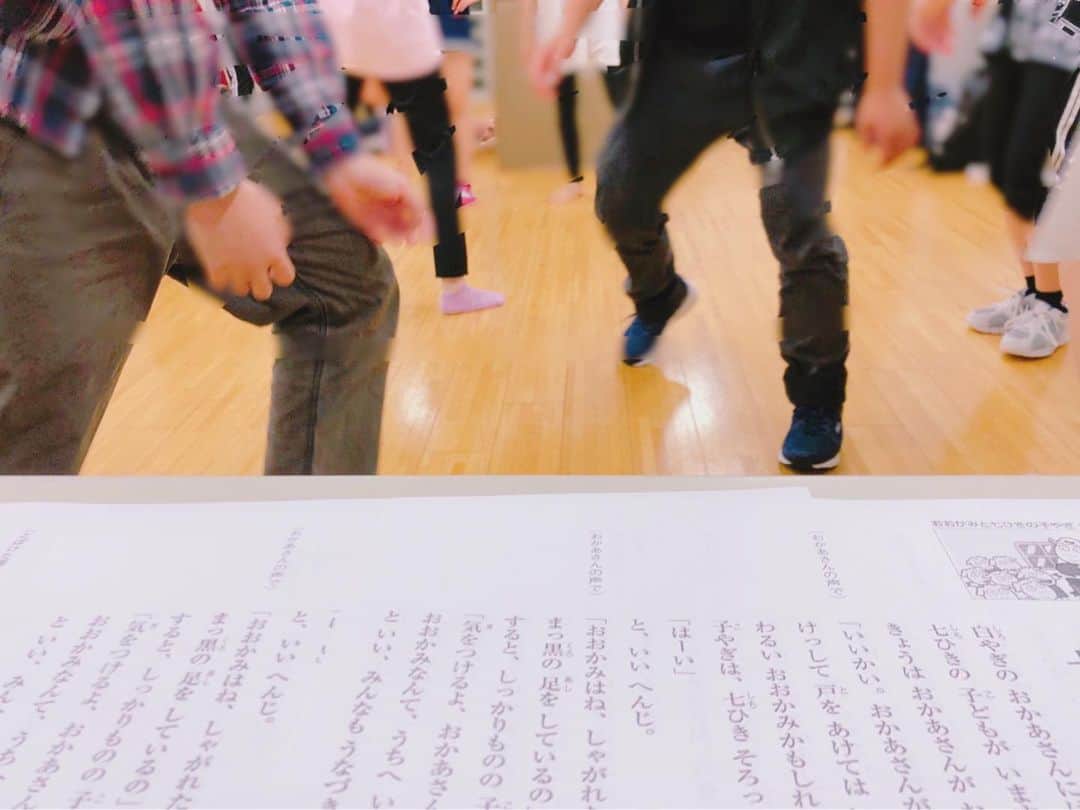 倉田雅世さんのインスタグラム写真 - (倉田雅世Instagram)「久しぶりの紙芝居授業。 みんないろいろ工夫して元気に発表。いいね。 それぞれが自分の中の答えを探す。素敵だなあ。 正しい答えなんてどこにもないんだもん。  #ネオ紙芝居 #渋谷画劇団」6月17日 18時02分 - kuralamune