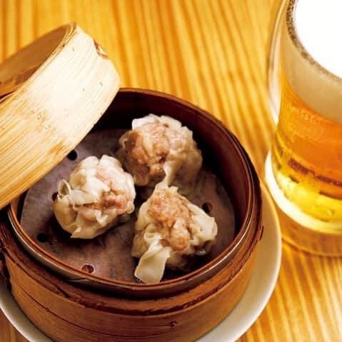 のインスタグラム：「肉の力強い味わいと、ふんわりした食感のバランスが絶妙な『十六公厘』の「シュウマイ」。ビールとの相性も抜群だ！ #東京カレンダー #東カレ #tokyocalendar #beer #ビール #神楽坂 #牛込神楽坂 #十六公厘 #シュウマイ」