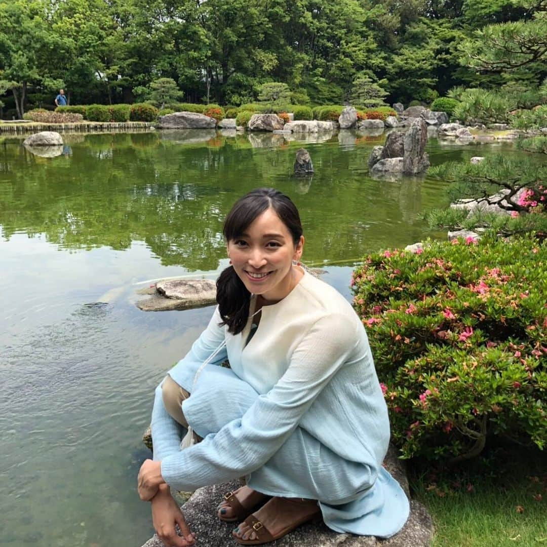 日本テレビ「偽装不倫」さんのインスタグラム写真 - (日本テレビ「偽装不倫」Instagram)「‪ちょこんと座って、‬美しい日本庭園を眺めていた、鐘子こと #杏 さんをパシャリ✨ #カメラを見つめる視線がかわいくて #恋人に撮ってもらった風な1枚に #福岡ロケ #オフショット #偽装不倫 #東村アキコ #日テレ #水ドラ #YLAB #LINEマンガ #文藝春秋 ‪【公式HP】‬ https://www.ntv.co.jp/gisouhurin/」6月17日 18時07分 - gisou_ntv