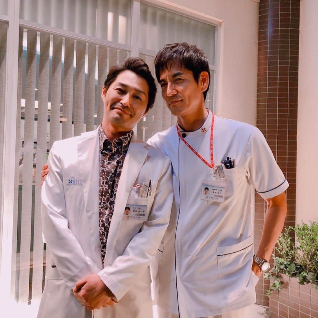のインスタグラム：「‪🏥蔵出しオフショット🚑‬ 第6話より、師長(#沢村一樹)と柳楽先生(#安田顕)の2ショット✨ この時は、夏美(#水川あさみ)との恋に悩む師長を柳楽先生が励ますシーンを撮影しました。 #いつもお互いをさりげなくフォロー #外科病棟の名コンビ #白衣の戦士 #最終話 #6月19日 #水曜よる10時 #日テレ」