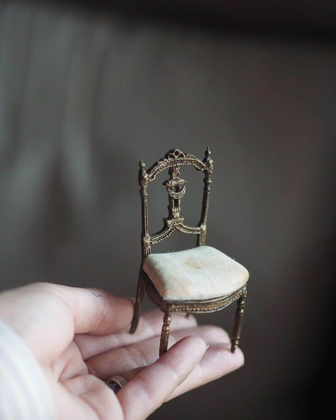 kiyomiさんのインスタグラム写真 - (kiyomiInstagram)「❤︎ original handmade miniature  chair size 1/12 . お返事前にごめんなさい。 ひとまず完成とします❤︎ ・ 先程、DMにはじめましての 方からメッセージをいただい たのですが、 あやまって削除をしてしまい ました🙏 またメッセージいただけたら 助かります。 ・ ・ ・ ◾️6月19日  水曜日、２１時より ミニチュアフレンチ  チェアを 販売いたします。 〈定番のchair  3種類を20脚予定）  web shopは トップページに リンクいたしました☺️ どうぞ宜しくお願いいたします。 ・ ・ ・ ・ ・ ・ #ミニチュア#miniature#dollhouse #Frenchinterior #ブロカント #antique#Frenchstyle #シャビーシック#Interior #antique  #Frenchdecor#brocante #アンティーク風#brocantestyle#shabby #shabbychic #shabbychicdecor #cute#Napoleonchair #ナポレオンチェア#chair #frenchinteriors」6月17日 18時11分 - chiisanashiawase2015