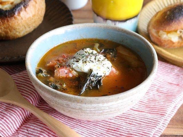 オリーブオイルライフさんのインスタグラム写真 - (オリーブオイルライフInstagram)「【ケールとトマトの地中海風スープ】 こんにちは、Akikoです。 今日は安藤さんのケールとトマトを使ったスープをご紹介します。 スムージーや青汁の素材として人気のケールですが、こうしてスープにしてみるのも美味しいですよ。仕上げのヨーグルトとタイム、オリーブオイルで地中海風に仕上げるのがポイント！　 ぜひお試しくださいね。 ・ レシピはこちらから♪ https://oliveoillife.jp/recipe/8159/ ・ #オリーブオイル　#オリーブオイルライフ #ケール　#トマト　#ヨーグルト #おうちカフェ#うちカフェ#パンと一緒に #おいしい#料理#グルメ#クッキングラム#デリスタグラマー#レシピ#ごはん#おうちごはん#クッキング#いただきます#food#yammy#recipes#yummyfood#cooking#instafood#homemadefood#foodpic」6月17日 18時20分 - oliveoillife
