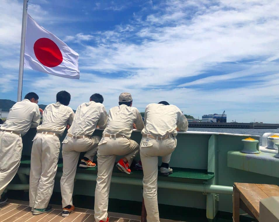 島津咲苗さんのインスタグラム写真 - (島津咲苗Instagram)「大きな空の下、海を見つめているのは高校球児。三谷水産野球部の5人です⚾︎ 彼らが置かれている状況、そして、野球への想いを聞いてきました。 放送日が決まり次第、お伝えします。  抽選会も終わり、組み合わせも決まりましたね。 101回目の夏も、全力で取材します！！ . . #高校野球 #三谷水産 #野球部 #船の上 #101回目の夏 #kokoyakyu #メーテレ #島津咲苗」6月17日 18時15分 - sanae_shimazu