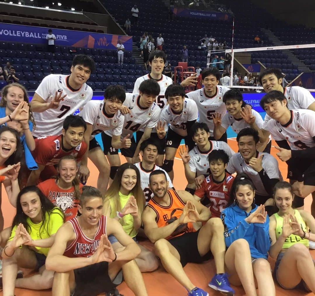 山本智大のインスタグラム：「VS 🇦🇺3-2 WIN✨✨ #VNL#龍神Nippon#ブルガリアラウンド#2連勝#りーさんすいません」