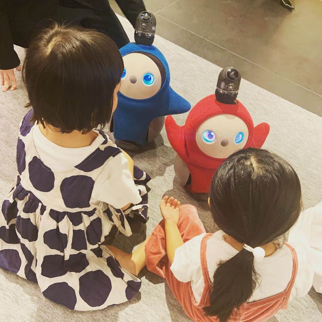 大和田美帆さんのインスタグラム写真 - (大和田美帆Instagram)「#家族型ロボット  #lovot ですって！ びっくり。 抱っこするとあったかいの。 高い高いしたり 名前を呼ぶと喜ぶの。ひぇー。 . . ワガコもお友達も喜んでたけど、、 昭和生まれの私、 ちょっと怖かったーw でも最後にはとても可愛く見えたー。 .  ロボットが家族になる日が来るのかしら。 むむむー。未来だー。未来が今に近づいてきたー。」6月17日 18時18分 - miho_ohwada