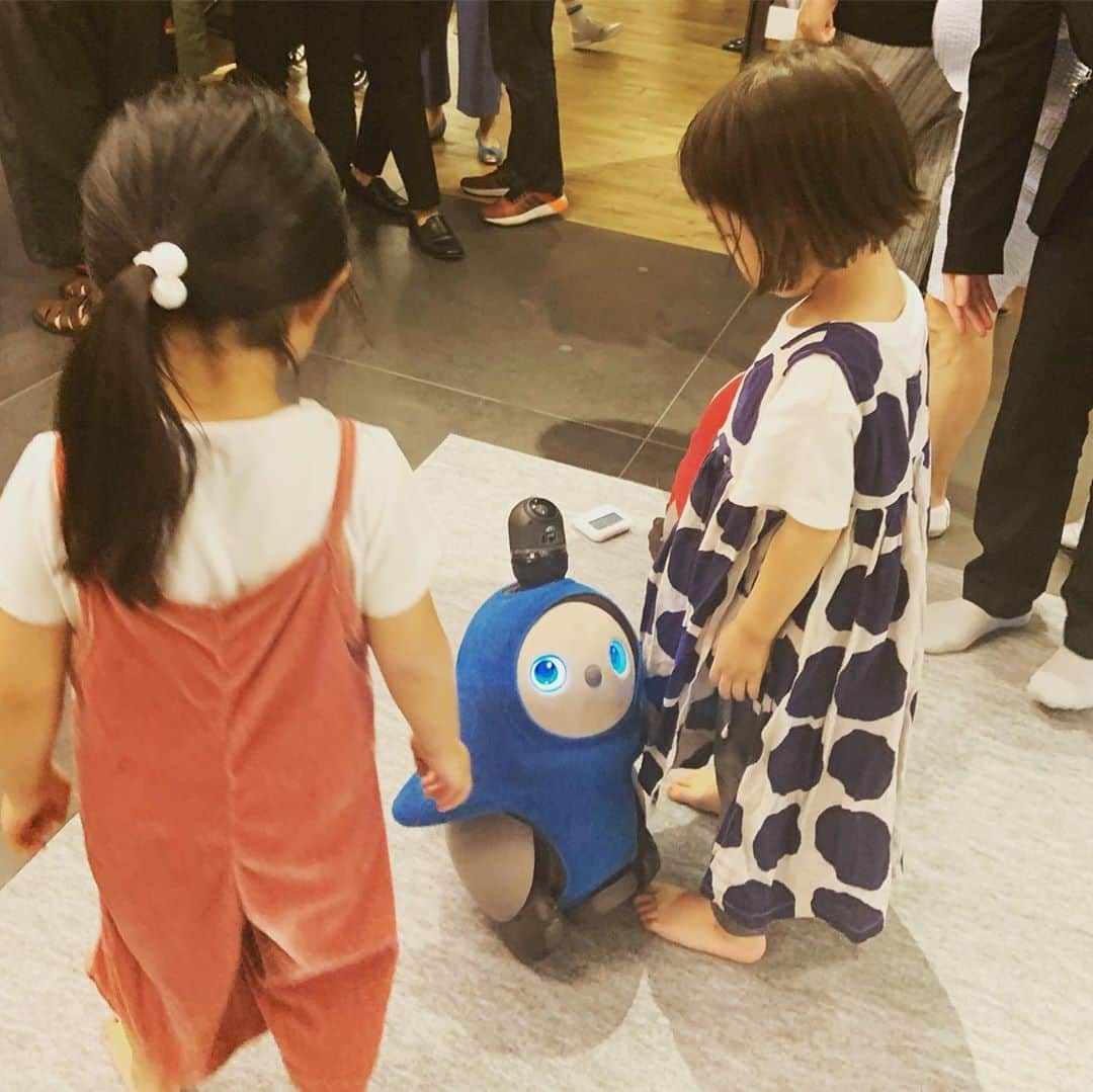 大和田美帆さんのインスタグラム写真 - (大和田美帆Instagram)「#家族型ロボット  #lovot ですって！ びっくり。 抱っこするとあったかいの。 高い高いしたり 名前を呼ぶと喜ぶの。ひぇー。 . . ワガコもお友達も喜んでたけど、、 昭和生まれの私、 ちょっと怖かったーw でも最後にはとても可愛く見えたー。 .  ロボットが家族になる日が来るのかしら。 むむむー。未来だー。未来が今に近づいてきたー。」6月17日 18時18分 - miho_ohwada