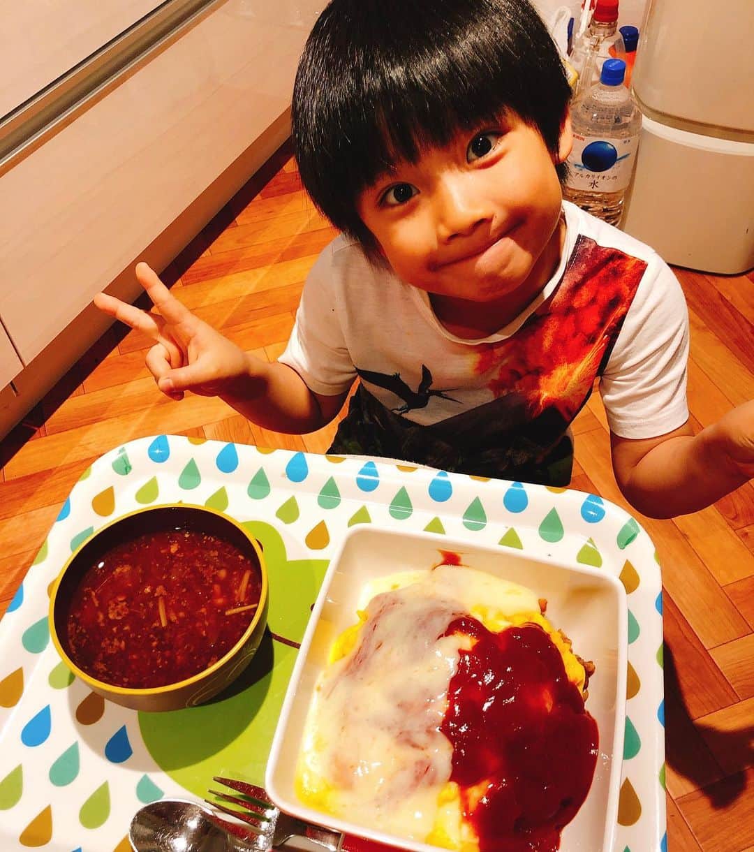山田まりやさんのインスタグラム写真 - (山田まりやInstagram)「#いつかの晩ご飯 #オムライス 😋✨エリンギ切って卵を割ってかき混ぜたり ・ ムネシェフは 玉ねぎをチョッパーで微塵切りにしてくれて✨ エリンギを大人包丁でカットしてくれて✨ 鶏肉をパックから出してくれて✨ 炊飯器から酵素玄米をよそってくれて✨ 卵を割ってかき混ぜてくれて✨ 出来上がってから @amritara_official の 白砂糖不使用のトマトケチャップをかけてくれました😆🙌✨ ・ チーズ🧀は#四つ葉乳業 さんの #セルロース不使用 のチーズを溶かしてかけてみました😋✨ ・ 5枚目 パパも私もご飯が甘いのは苦手なので 我が家のオムライスは だしと醤油で味付けした 炒飯的なものです😃 ・ 4年熟成の#手前味噌 汁も美味しくて 大満足な夕ご飯でした😆🙌✨」6月17日 18時29分 - mariya.yamada