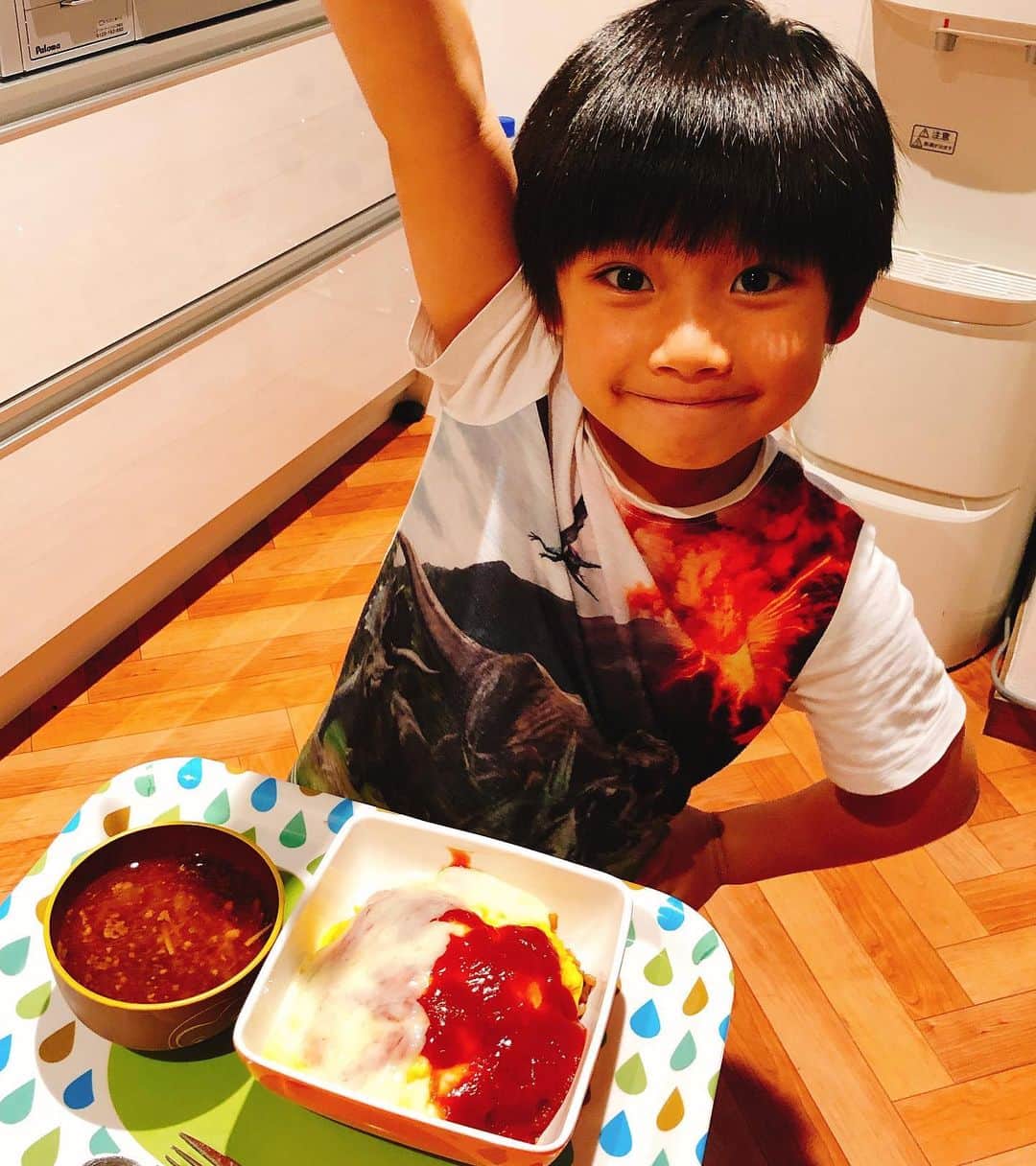 山田まりやさんのインスタグラム写真 - (山田まりやInstagram)「#いつかの晩ご飯 #オムライス 😋✨エリンギ切って卵を割ってかき混ぜたり ・ ムネシェフは 玉ねぎをチョッパーで微塵切りにしてくれて✨ エリンギを大人包丁でカットしてくれて✨ 鶏肉をパックから出してくれて✨ 炊飯器から酵素玄米をよそってくれて✨ 卵を割ってかき混ぜてくれて✨ 出来上がってから @amritara_official の 白砂糖不使用のトマトケチャップをかけてくれました😆🙌✨ ・ チーズ🧀は#四つ葉乳業 さんの #セルロース不使用 のチーズを溶かしてかけてみました😋✨ ・ 5枚目 パパも私もご飯が甘いのは苦手なので 我が家のオムライスは だしと醤油で味付けした 炒飯的なものです😃 ・ 4年熟成の#手前味噌 汁も美味しくて 大満足な夕ご飯でした😆🙌✨」6月17日 18時29分 - mariya.yamada