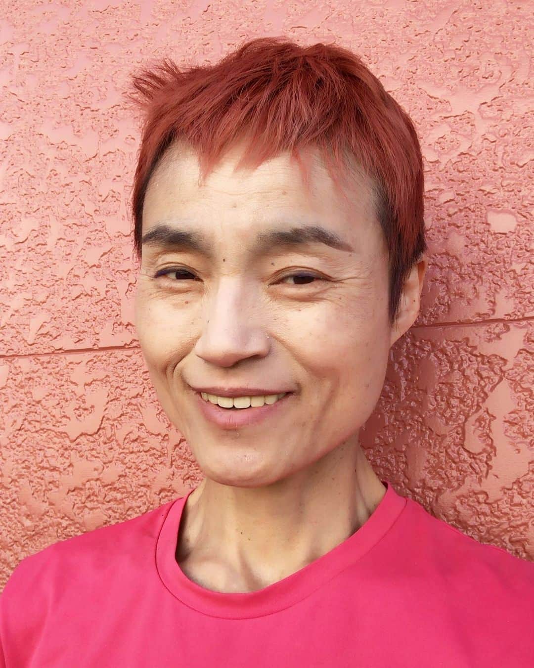 魔女菅原さんのインスタグラム写真 - (魔女菅原Instagram)「カーブスの後でちょっとはねちゃったですが、カットにプラスして少し褪せた赤を足してもらったです。  すごいカッコいい赤なんです。  #loam #ベリショ #赤い髪 #魔女菅原」6月17日 18時22分 - hatsuyosugawara