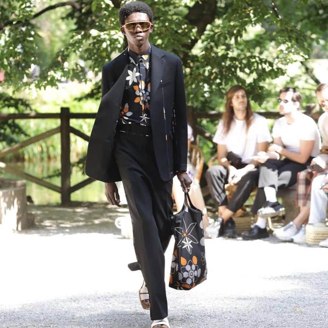 アンナ・デッロ・ルッソさんのインスタグラム写真 - (アンナ・デッロ・ルッソInstagram)「#Repost @fashiontomax 🌻🌻🌻 ⠀  @Fendi spring/summer 2020 show during Milan’s “men’s fashion week”.⠀⠀⠀⠀⠀⠀⠀ ⠀ ⠀⠀⠀#FTMRunway / #Fendi #FendiSS20  #MFW20 #mfw #ss20 #mensfashion #milanfashionweek #menswear #runway #style #model / photo by: @gersonlirio x @fashiontomax」6月17日 18時26分 - annadellorusso