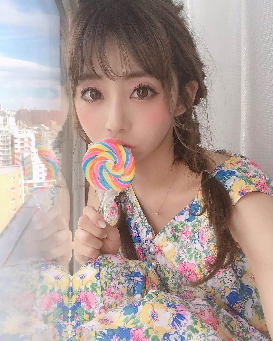 横田亜美さんのインスタグラム写真 - (横田亜美Instagram)「❤︎ . 最後まで食べきるのは 無理🧸🍭💕💦 . . #へああれんじ #ヘアーアレンジ #みつあみ #三つ編みアレンジ #ペロペロキャンディ #トッコクローゼット #自撮り #花柄ワンピ #花柄 #シースルーバング #いいね返しは絶対 #前髪カット #モノノフ #ストロベリームーン #toccocloset #selfie #l4l #selca #hairarrenge #instalove」6月17日 18時28分 - amimi0218