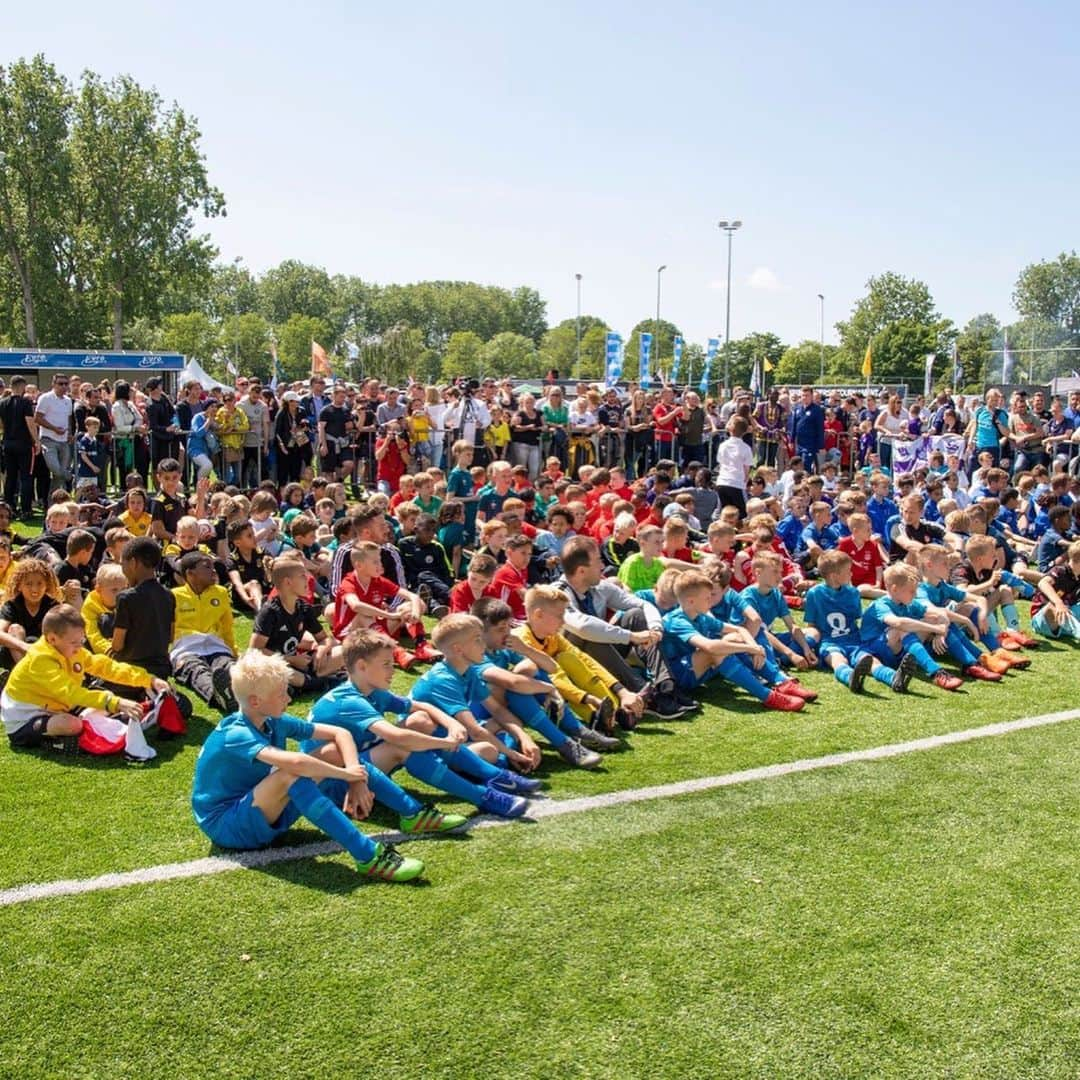 ロビン・ファン・ペルシさんのインスタグラム写真 - (ロビン・ファン・ペルシInstagram)「Looking back on glorious football days at the International RVP Tournament. I enjoyed watching the boys play and see their love for football already at this young age. You can see they have a dream and they are working hard on achieving that dream. Nice to see that age doesn’t matter in football, young and old come together and share their passion. Boys and girls , coaches and parents, and lots of volunteers came this weekend and gave their best to make this an unforgettable event again!  Anderlecht and Zenit boys have had their first touch of 'Champions League' football: the tune in the final and then the cup. Well done to everybody participating and i am pleased all the teams enjoyed it.  A big thank you to you all! ❤️⚽️」6月17日 18時37分 - robinvanpersie