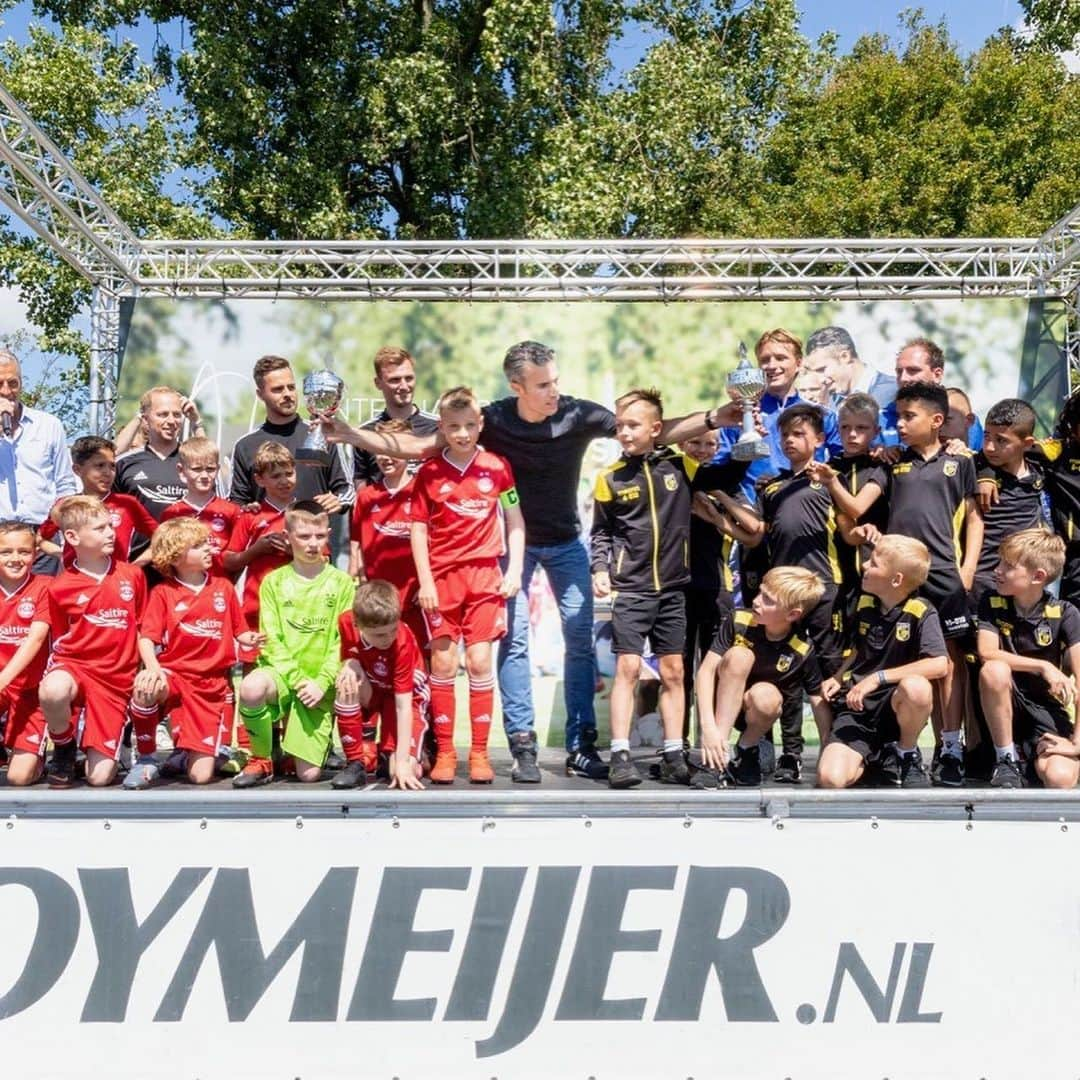 ロビン・ファン・ペルシさんのインスタグラム写真 - (ロビン・ファン・ペルシInstagram)「Looking back on glorious football days at the International RVP Tournament. I enjoyed watching the boys play and see their love for football already at this young age. You can see they have a dream and they are working hard on achieving that dream. Nice to see that age doesn’t matter in football, young and old come together and share their passion. Boys and girls , coaches and parents, and lots of volunteers came this weekend and gave their best to make this an unforgettable event again!  Anderlecht and Zenit boys have had their first touch of 'Champions League' football: the tune in the final and then the cup. Well done to everybody participating and i am pleased all the teams enjoyed it.  A big thank you to you all! ❤️⚽️」6月17日 18時37分 - robinvanpersie