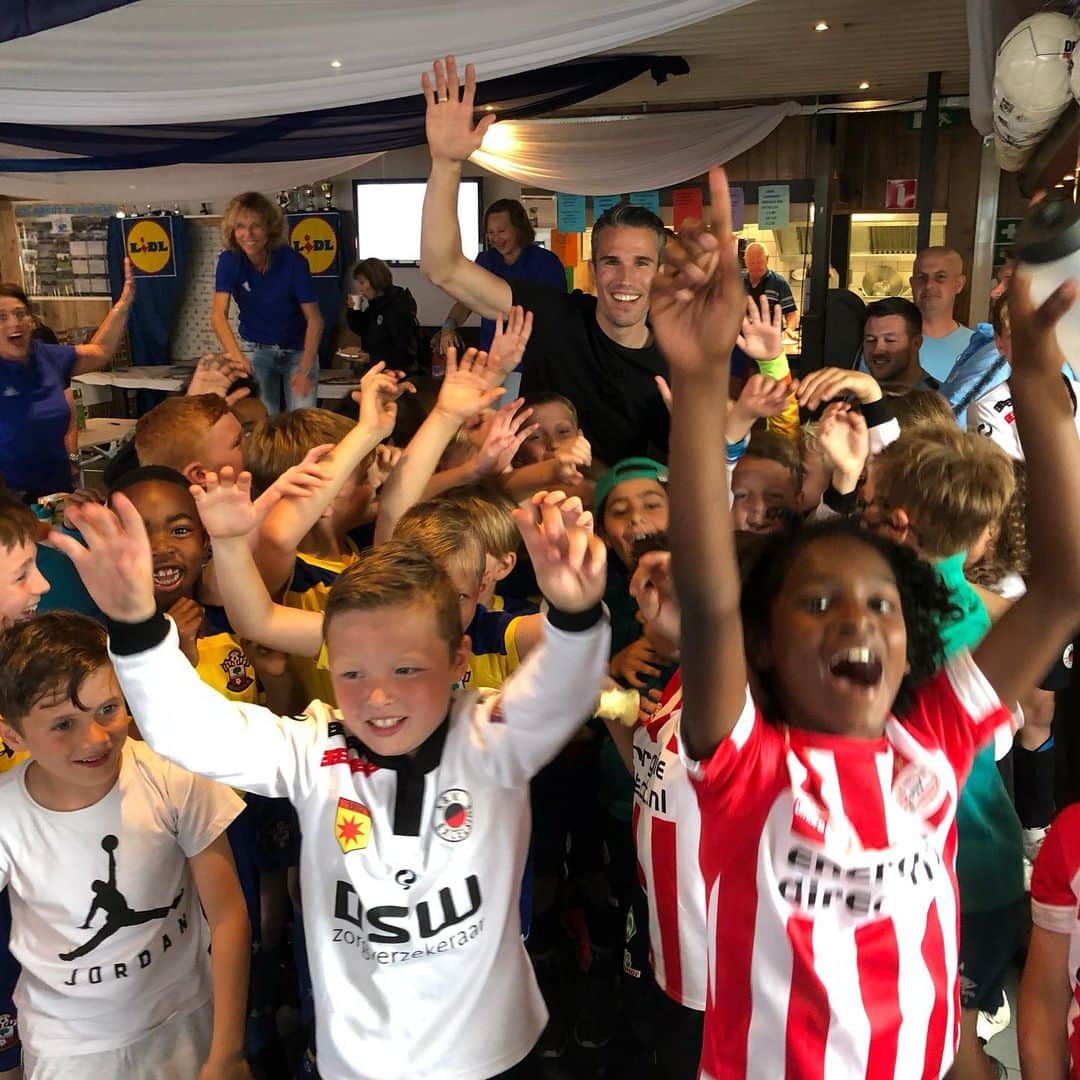 ロビン・ファン・ペルシのインスタグラム：「Looking back on glorious football days at the International RVP Tournament. I enjoyed watching the boys play and see their love for football already at this young age. You can see they have a dream and they are working hard on achieving that dream. Nice to see that age doesn’t matter in football, young and old come together and share their passion. Boys and girls , coaches and parents, and lots of volunteers came this weekend and gave their best to make this an unforgettable event again!  Anderlecht and Zenit boys have had their first touch of 'Champions League' football: the tune in the final and then the cup. Well done to everybody participating and i am pleased all the teams enjoyed it.  A big thank you to you all! ❤️⚽️」