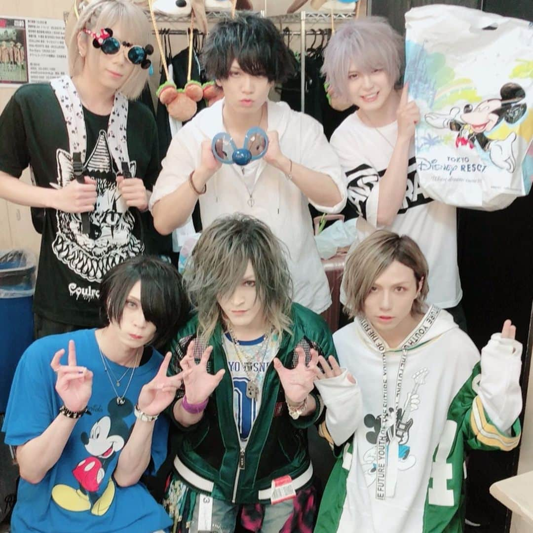 玲夏さんのインスタグラム写真 - (玲夏Instagram)「THE BASS PARTY 2019  思えば3年前に「なんか普通じゃない面白い内容のライブしたいね」なんてルイスとハクちゃんとの雑談から始まったこのベスパチ。 要はステージにベース持った人が3人いて3人とも弾いてるっていう破天荒なライブです笑 あと、告知時の「アー写」に拘ってるのもこのイベントのポイントで、去年と今年はわざわざ写真撮る為に3人で夢の国へ行きました。（あくまで記念写真📸） 初年は今思えば探り探りな点もあったり、前年の反省を翌年に活かすというのを繰り返して今年辿り着いたのは、、 ・ベースパーティーなんだから3人がセンターでいいんじゃん？ って事と ・ただエレキベースを弾くだけでは単調だから各々がアップライトベースを弾く見せ場を作ってみよう ってこと。  お越し頂いた皆様ありがとうございました🙏 来年はベスパチでこんな曲聴きたいってのを皆様から事前にリクエスト取るのもありかなって思ってます🙄（今書きながら思い付いた） このイベントは3人がそれぞれのバンド（ダウト、vistlip、ユナイト）でしっかり活動してるからこそ意味のあるイベントだと思っているので、来年までベスパチトリオはひとまず解散です笑  また来年も楽しみにしておいてくださいまし！  追伸 体調バッチリ回復しました🙇🏻‍♂️ 今週末からの鬼桜ツアーは500%チャンプで挑みますので覚悟しといてくだちい🤲  #thebassparty #ベスパチ #べすぱち #ダウト #玲夏 #vistlip #瑠伊 #ユナイト #ハク #ベース3本鳴ってると低音でお腹痛くなる」6月17日 18時38分 - rk_0805