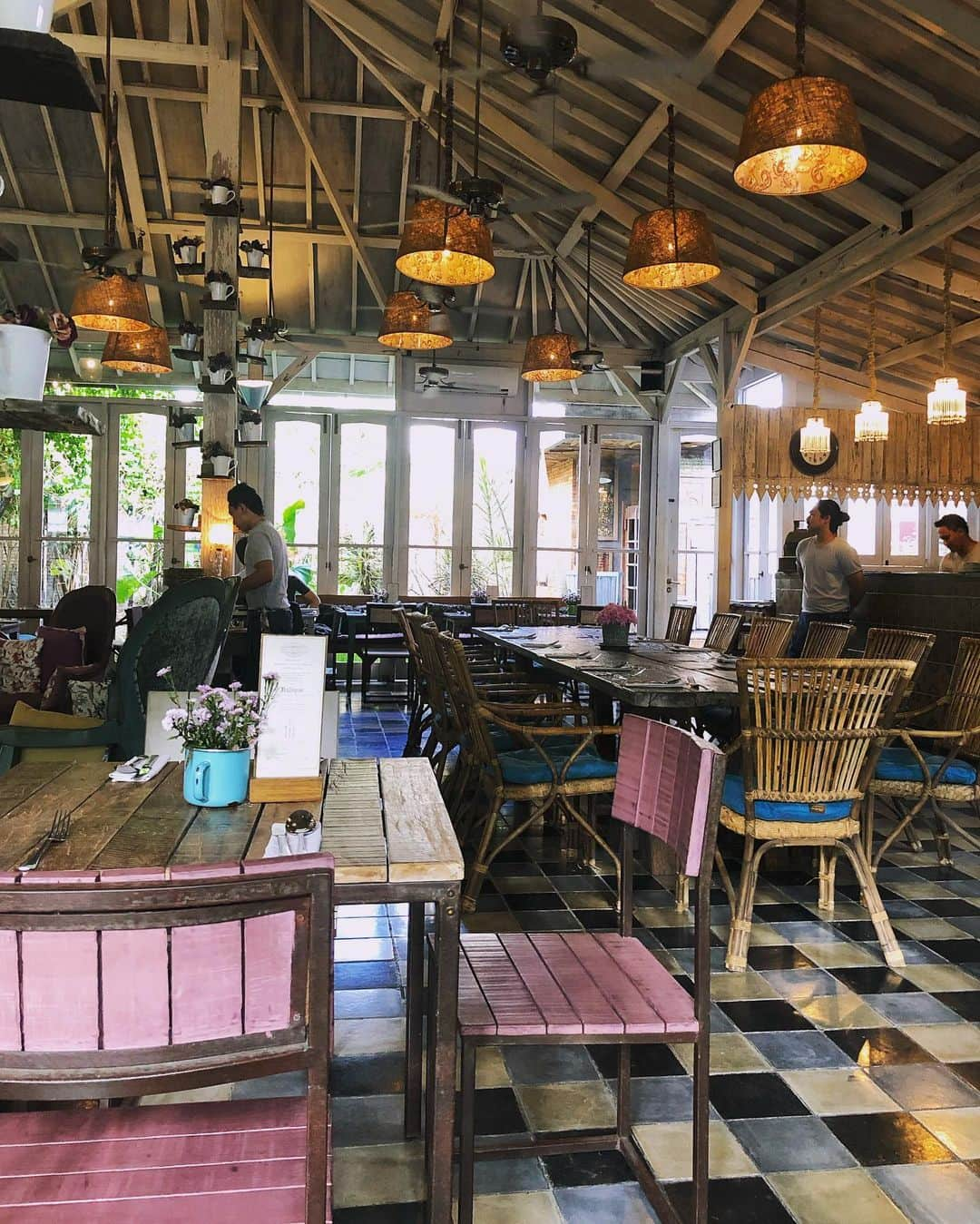 ノウィキ茉莉さんのインスタグラム写真 - (ノウィキ茉莉Instagram)「This café in Jimbaran, Bali was so so cute!  ジンバラン、バリ島にあるこのカフェが可愛すぎ♡ Everything was so reasonable, with traditional food and amazing decor😋  食べ物もリーズナブルで美味しくて、店内もオシャレだったよ〜  #Jimbaran #bali #ジンバラン #バリ島 #バリ島カフェ #カフェ #旅女子 #travelblogger #travelgram #foodie #instafood #photography #photooftheday #hapa」6月17日 18時31分 - kristen.marii