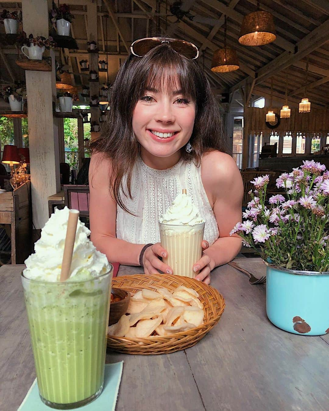 ノウィキ茉莉のインスタグラム：「This café in Jimbaran, Bali was so so cute!  ジンバラン、バリ島にあるこのカフェが可愛すぎ♡ Everything was so reasonable, with traditional food and amazing decor😋  食べ物もリーズナブルで美味しくて、店内もオシャレだったよ〜  #Jimbaran #bali #ジンバラン #バリ島 #バリ島カフェ #カフェ #旅女子 #travelblogger #travelgram #foodie #instafood #photography #photooftheday #hapa」