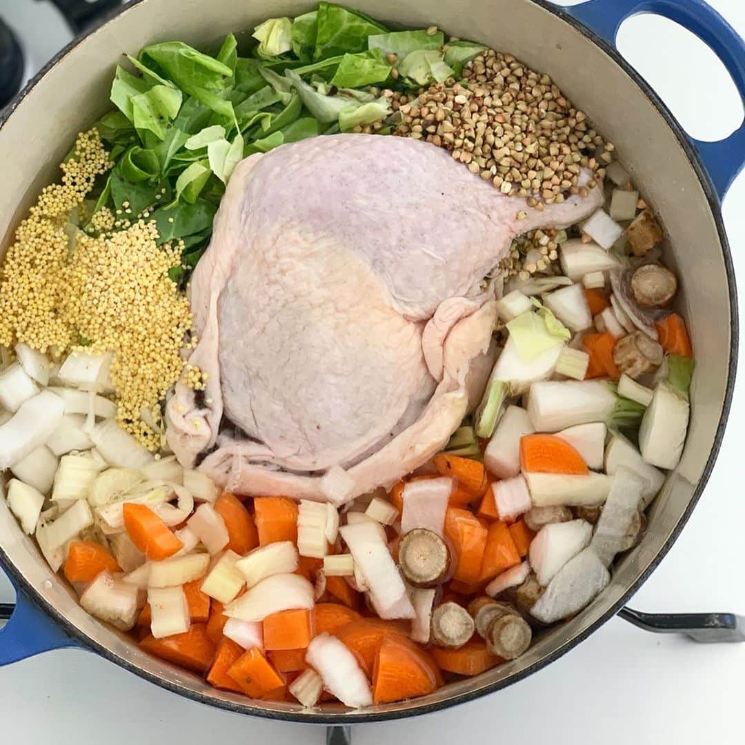 AYUMIさんのインスタグラム写真 - (AYUMIInstagram)「材料を全ていれて、煮込むだけ。 鶏肉と野菜の旨味がでるので、味付けは お塩だけでじゅうぶん。 雑穀の〝蕎麦の実〝と〝きび〝を いれた、雑穀スープ . FYTTE web で作り方を紹介しています . . @fytte_jp  #AYUMIご飯 #雑穀スープ #雑穀 #蕎麦の実 #きび #雑穀スーパーフードマイスター #かんたんおいしい #お塩だけで」6月17日 18時31分 - ayumiayunco