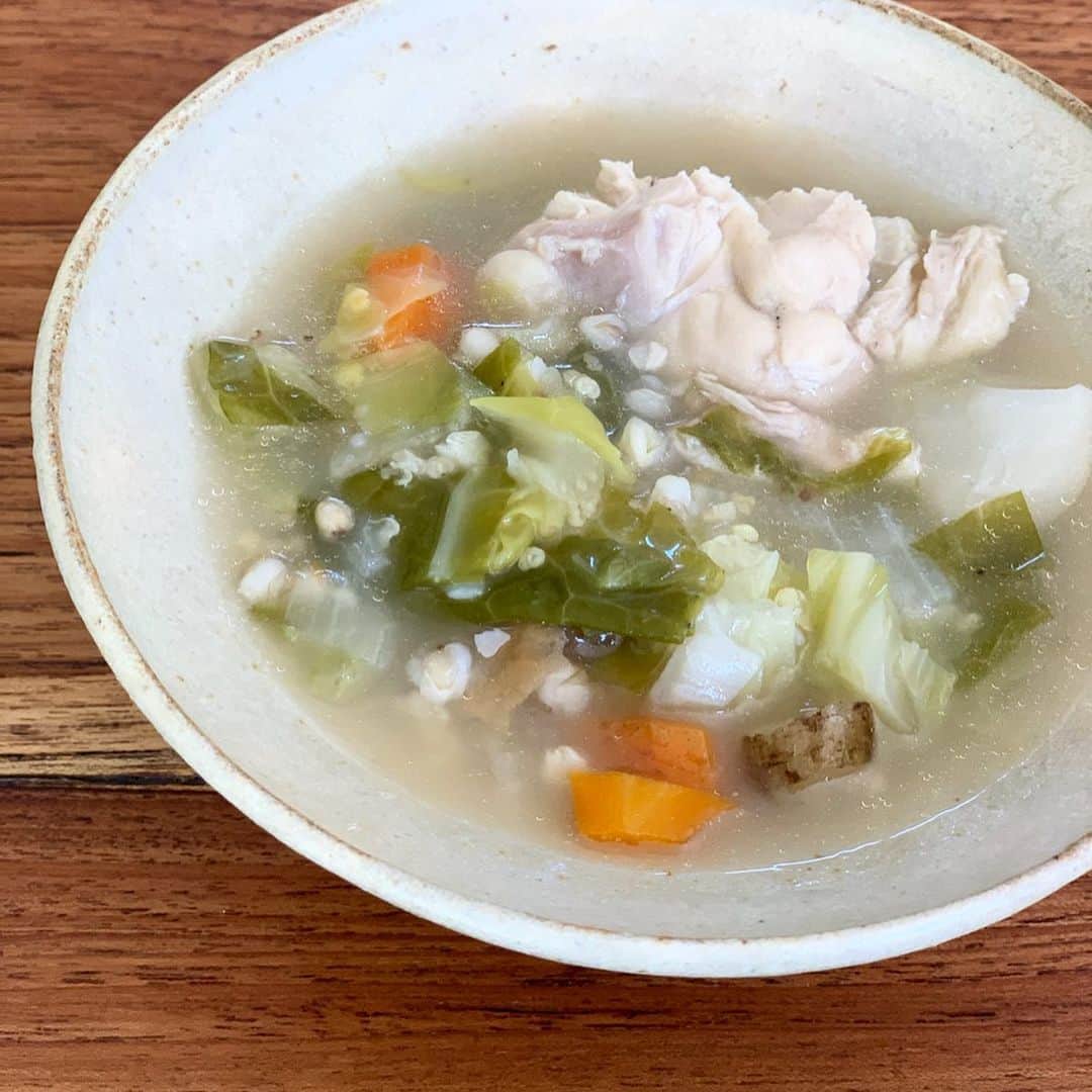 AYUMIさんのインスタグラム写真 - (AYUMIInstagram)「材料を全ていれて、煮込むだけ。 鶏肉と野菜の旨味がでるので、味付けは お塩だけでじゅうぶん。 雑穀の〝蕎麦の実〝と〝きび〝を いれた、雑穀スープ . FYTTE web で作り方を紹介しています . . @fytte_jp  #AYUMIご飯 #雑穀スープ #雑穀 #蕎麦の実 #きび #雑穀スーパーフードマイスター #かんたんおいしい #お塩だけで」6月17日 18時31分 - ayumiayunco