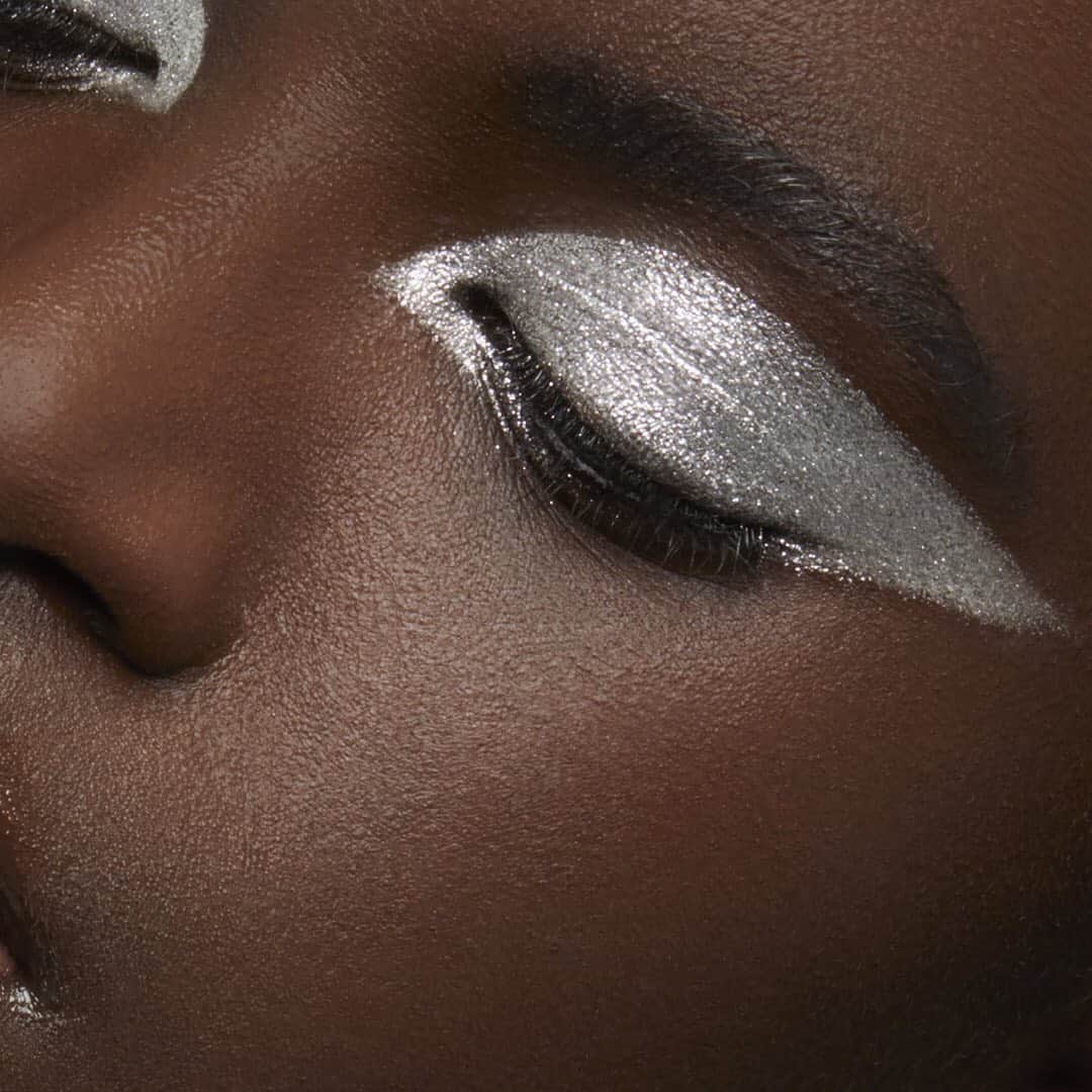 Yves Saint Laurent Beautyさんのインスタグラム写真 - (Yves Saint Laurent BeautyInstagram)「Be a rocket, with a graphic silver sequin eye... SEQUIN CRUSH MONO in N°2 EMPOWERED SILVER (Link in bio) #yslbeauty #sequincrush #raisethevolume」6月17日 18時33分 - yslbeauty