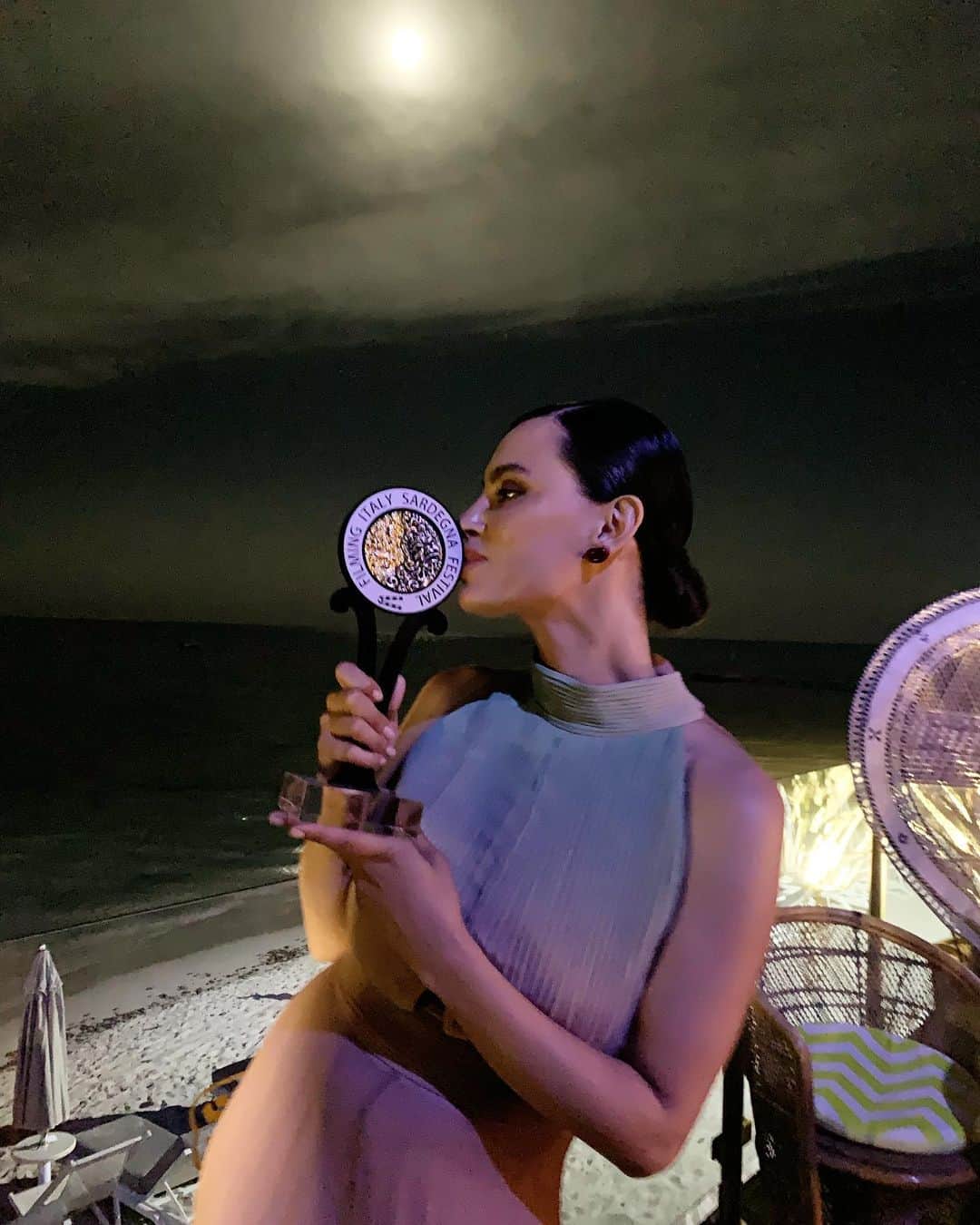カトリネル・メンギアさんのインスタグラム写真 - (カトリネル・メンギアInstagram)「E la luna bussò  Alle porte del buio 🖤 @filmingitalysardegnafestival 🌒」6月17日 18時39分 - catrinelmarlon