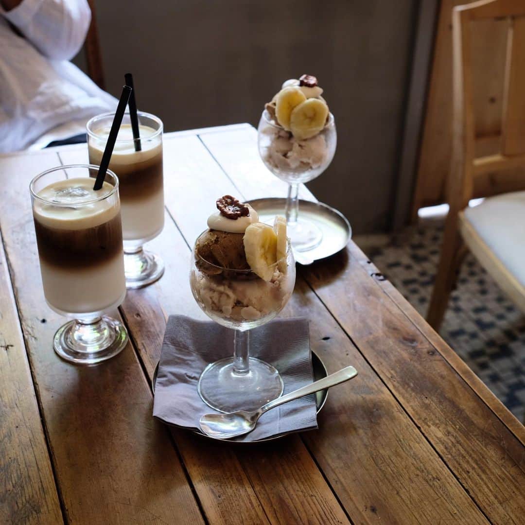 maggydaisyのインスタグラム：「_  コーヒーとバナナのサンデー  予想外にバナナと練乳ミルクのグラニテの酸味が爽やかで さっぱりした美味しさが新鮮だった！  #yohak」