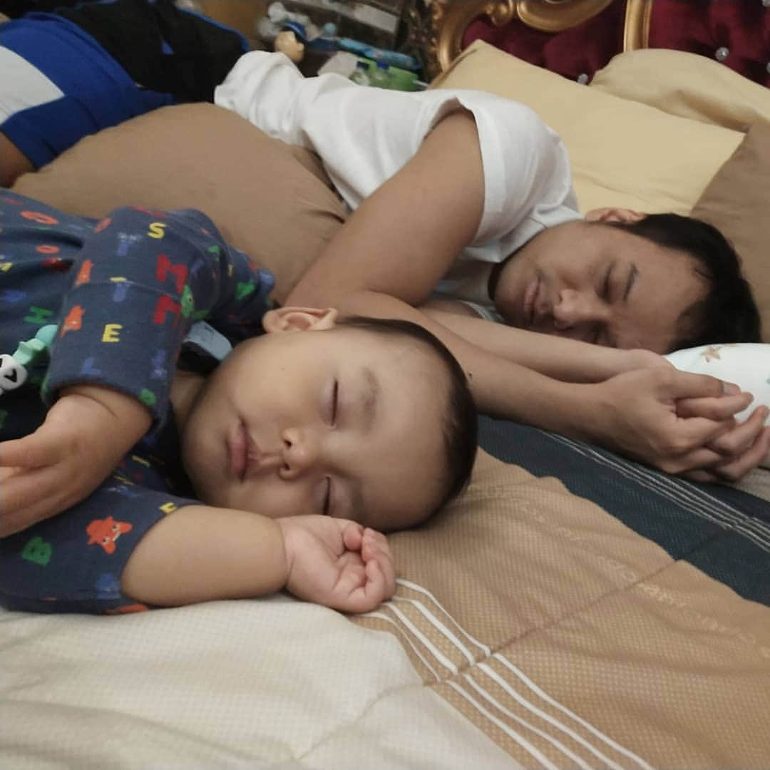 Vicky Shuさんのインスタグラム写真 - (Vicky ShuInstagram)「Selamat 11 bulan mas @abimanyu_manggala Dan selamat hari bapake bojo @ade_imam . Yah begitulah memang mereka anak kembar. Cinta kalian berdua ❤❤❤ Fotonya sengaja yang gini hihihihi semoga ga dibales」6月17日 18時36分 - vickyshu