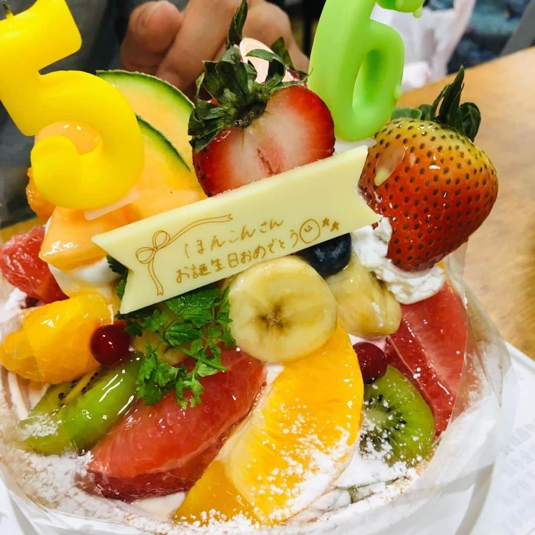 ほんこんさんのインスタグラム写真 - (ほんこんInstagram)「コーストラインにて 誕生日🎂のお祝いをクラブ員の皆さん スタッフの方にして頂きました。 有難うございます。 #誕生日  #ケーキ #お祝い  #コーストライン  #クラブ員  #海蔵kaizou  #チーム海蔵  #ほんこん  #56歳 #ほんこんの花屋さんbloom」6月17日 18時46分 - hongkong2015_4_9