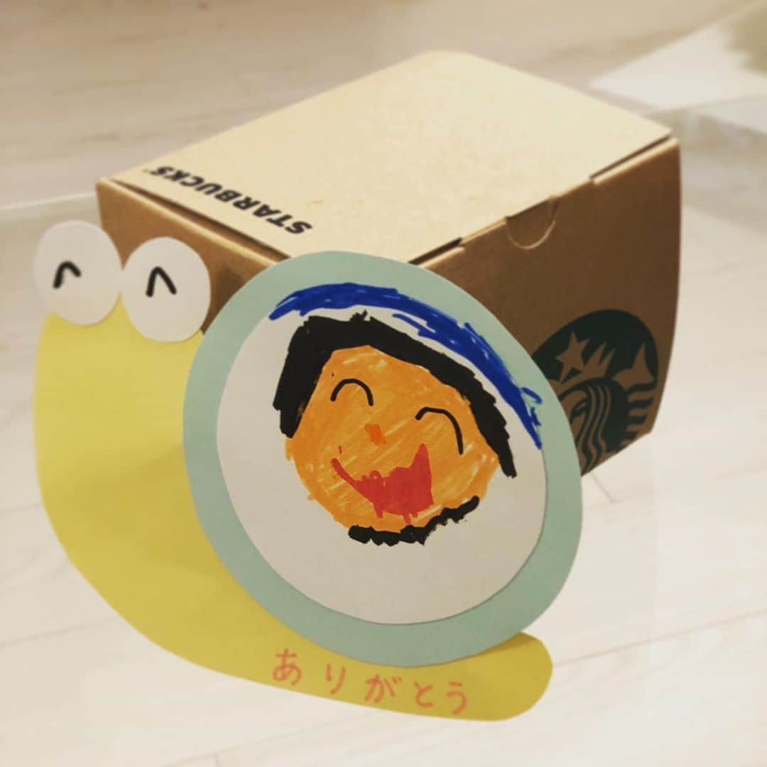 金子千尋さんのインスタグラム写真 - (金子千尋Instagram)「先日、父の日ということで セガレからスタバのチーズケーキをお小遣いでプレゼントしてもらい セガーレからは似顔絵をプレゼントしてもらいました！ そして、セガーーレからは『曲げればイイヨ！』とアドバイスをもらいました👉 ． 父はまだまだガンバります⚾︎ ． ． #父の日 #父 ． 👹→👕」6月17日 18時43分 - kanekochihiro_official
